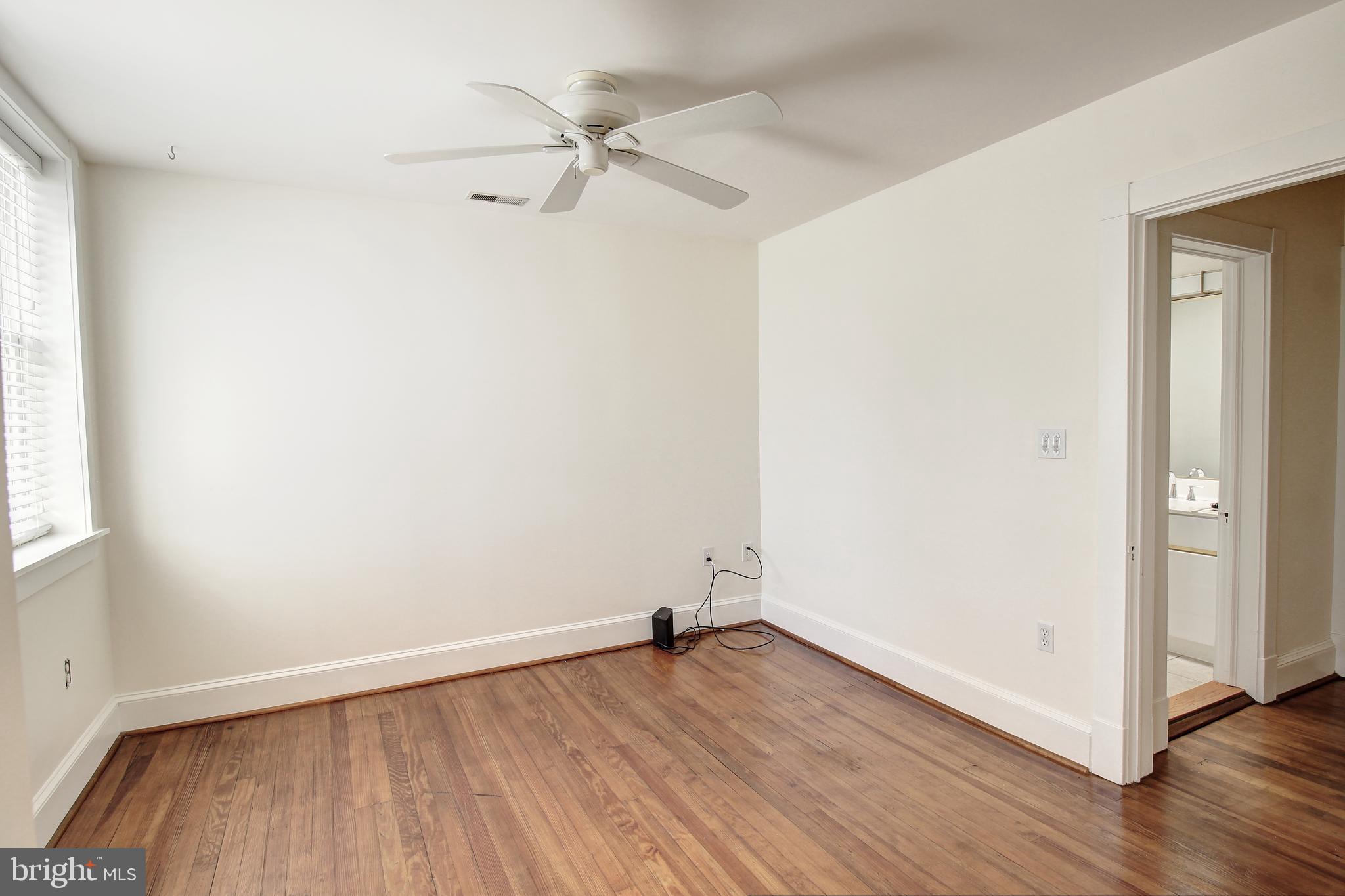206 E 8TH STREET 2 (UPSTAIRS)