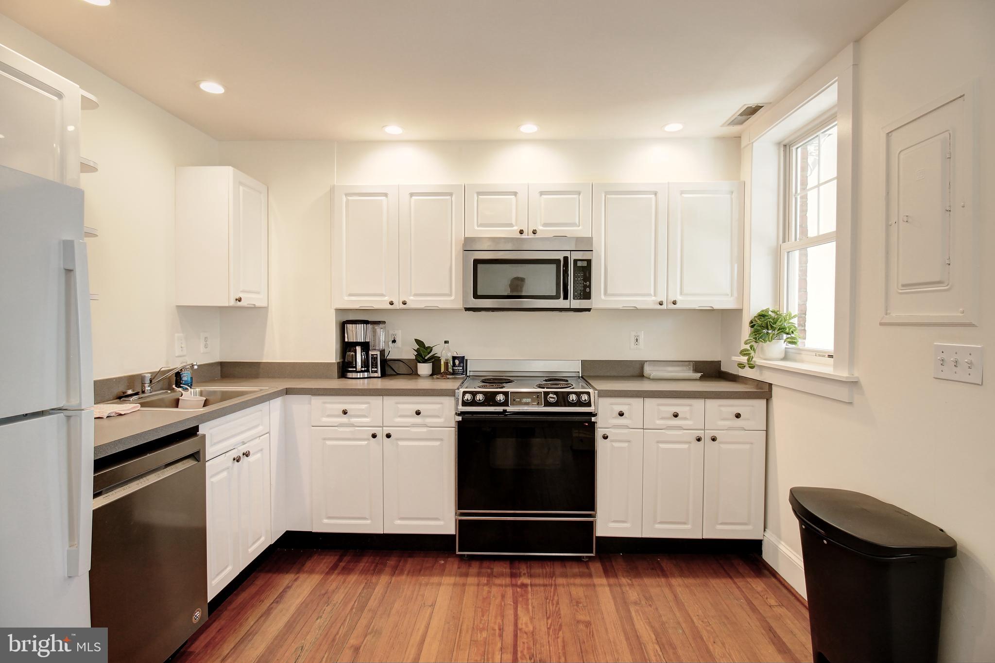 206 E 8TH STREET 2 (UPSTAIRS)