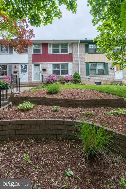 Adorable well kept home w/updated bathroom, freshly painted kitchen, C/A, partially finished basement and off-street parking. 3BR and DR with HW floors.http://www.LancasterOpenHouses.com/