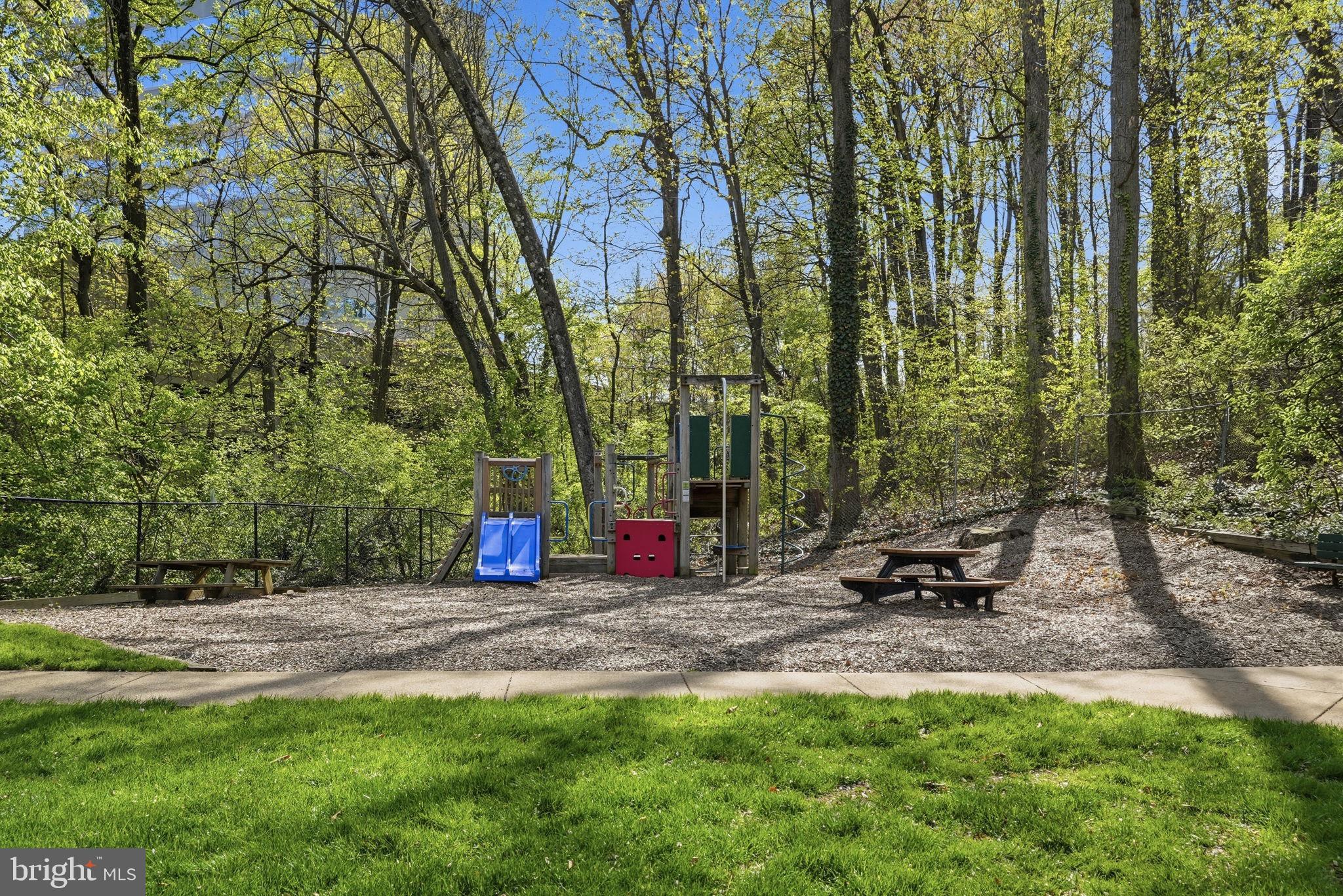 MCLEAN HILLS - Residential