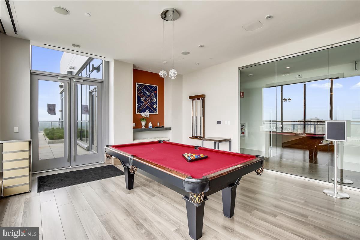 PIKE AND ROSE - Residential