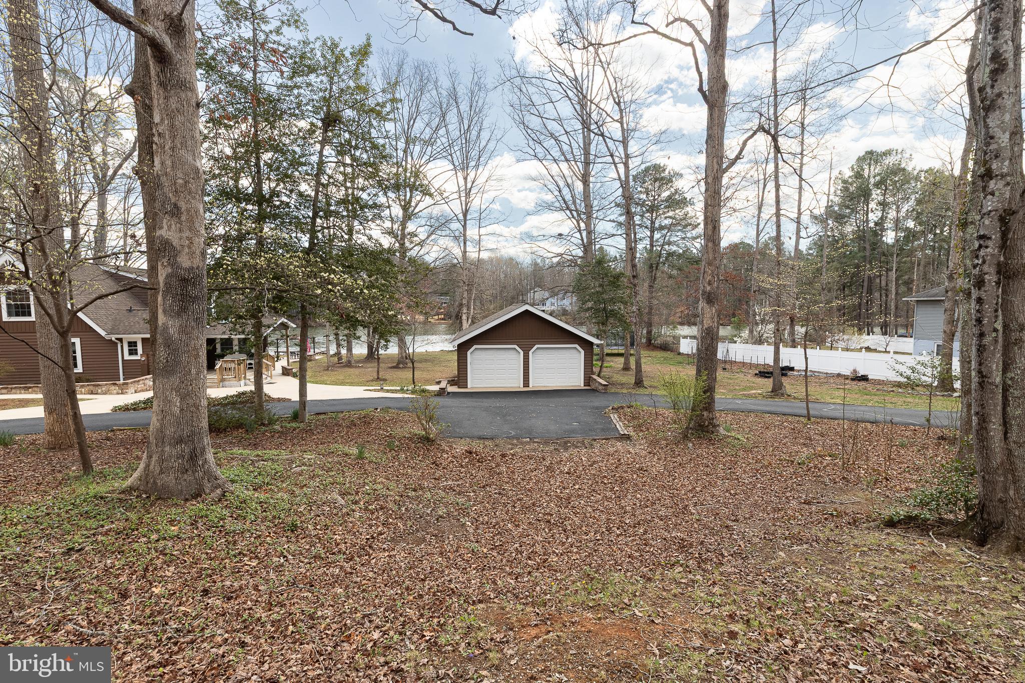 LAKE LAND - Residential