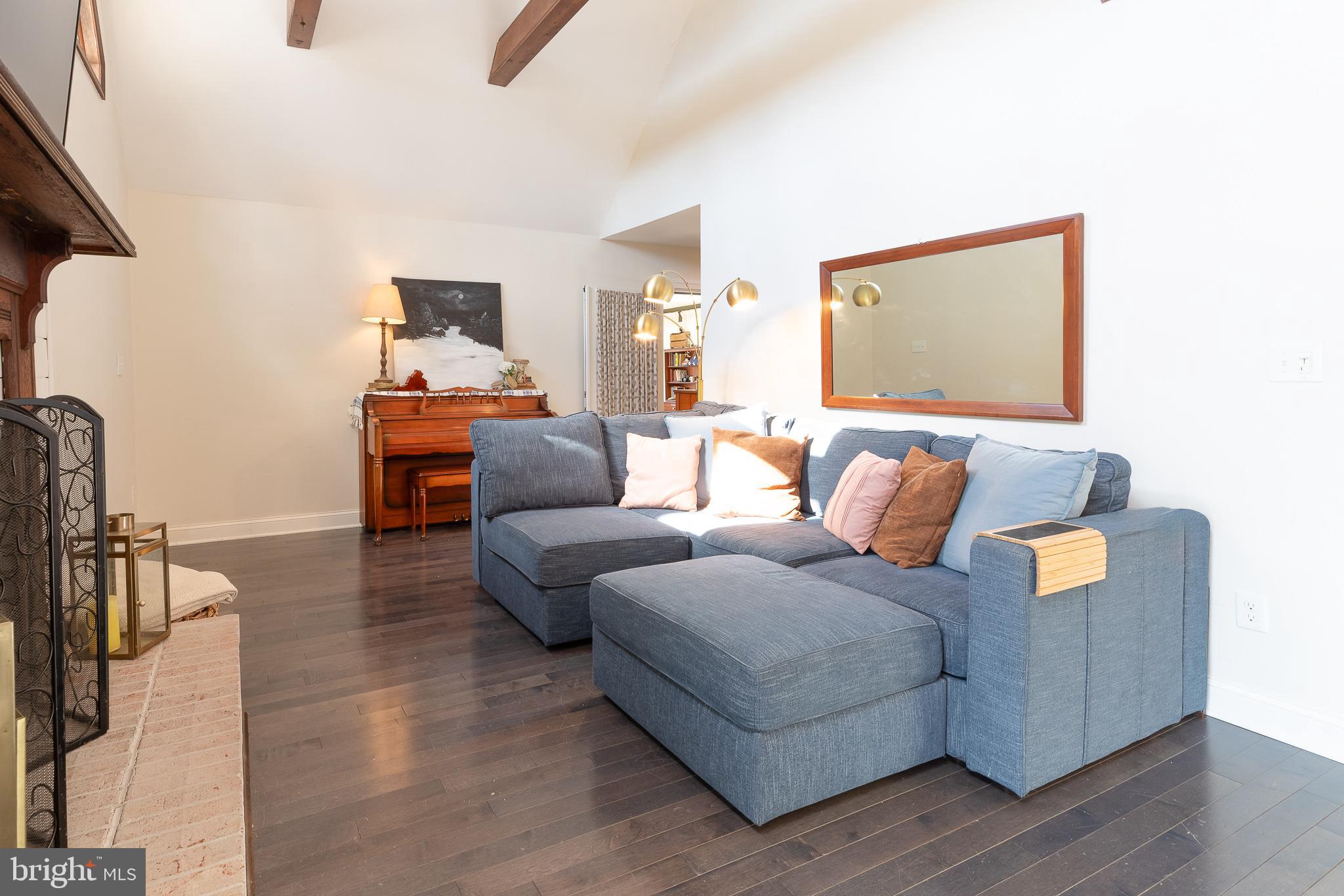 LAKE LAND - Residential