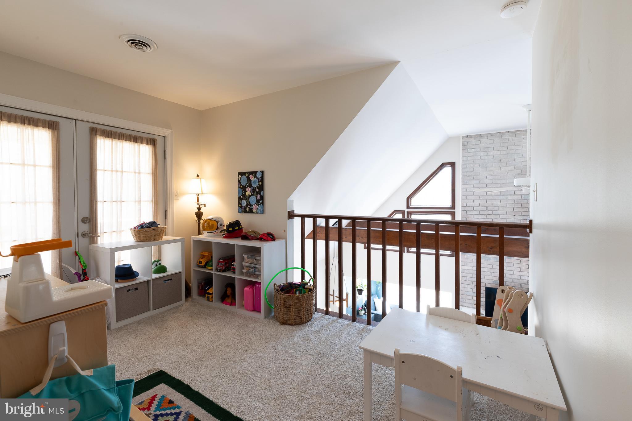 LAKE LAND - Residential