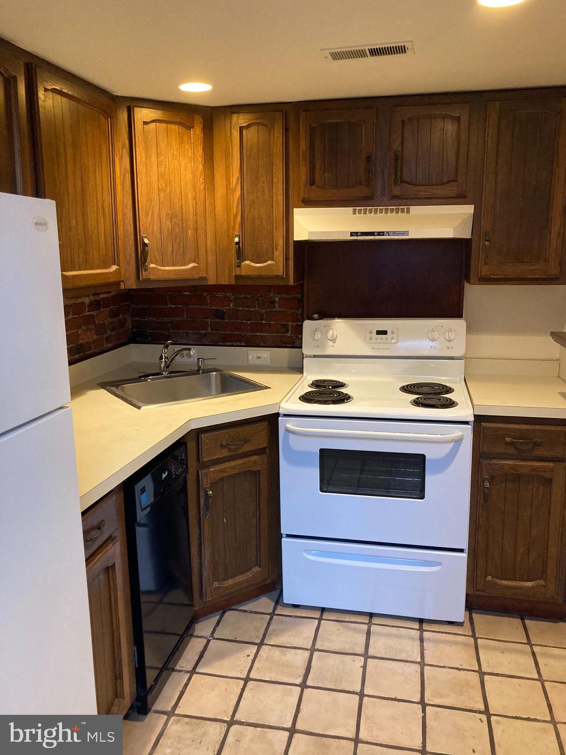 QUEEN VILLAGE - Residential Lease