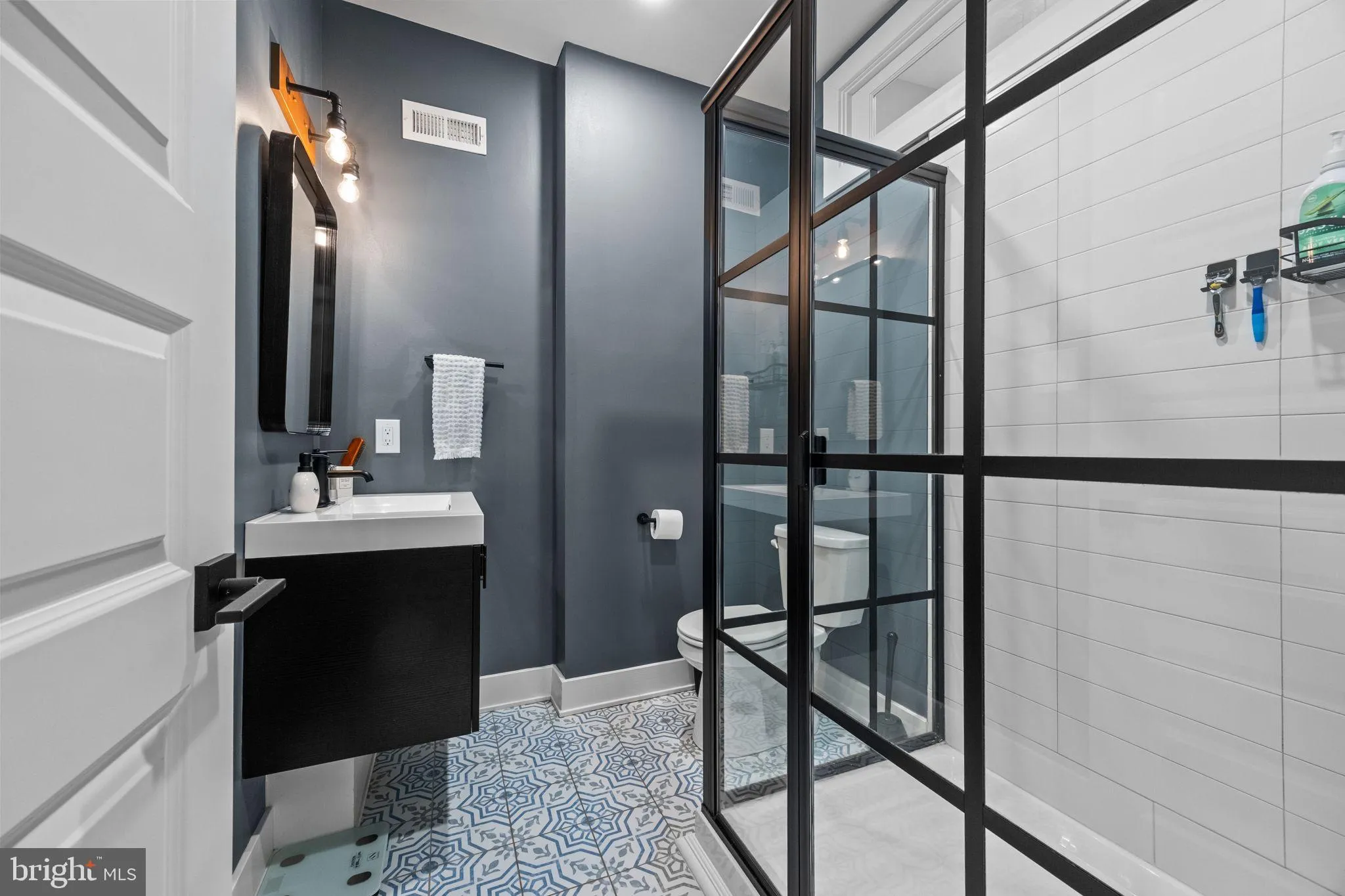 Philadelphia, Pennsylvania 19128, United States, 3 Bedrooms Bedrooms, ,3 BathroomsBathrooms,Residential,Pending,213579