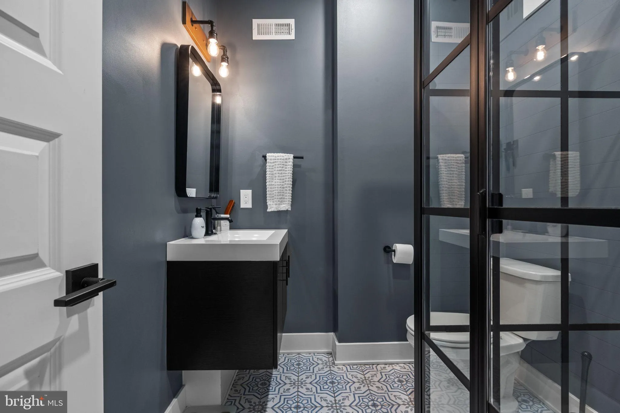 Philadelphia, Pennsylvania 19128, United States, 3 Bedrooms Bedrooms, ,3 BathroomsBathrooms,Residential,Pending,213579