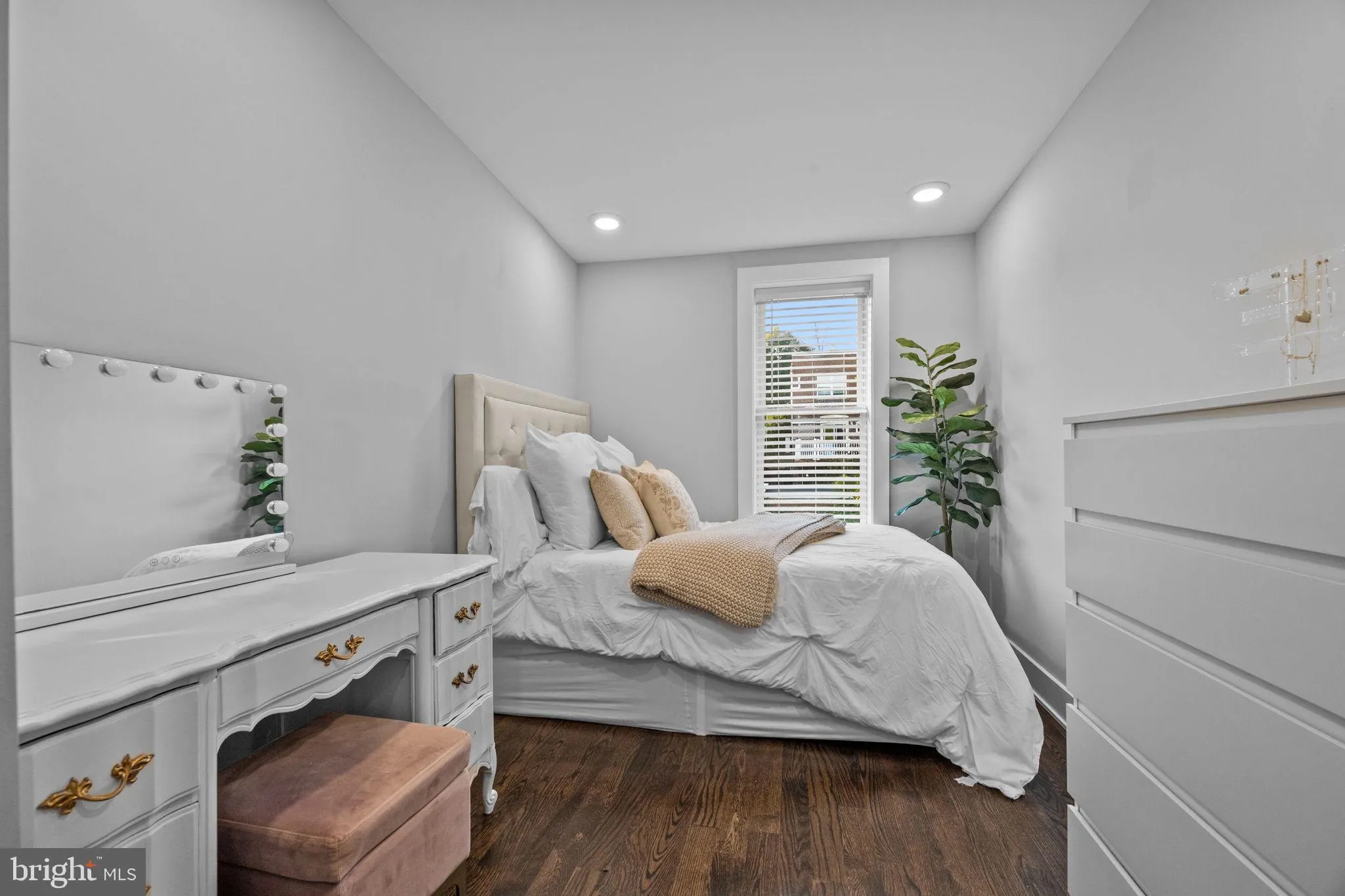 Philadelphia, Pennsylvania 19128, United States, 3 Bedrooms Bedrooms, ,3 BathroomsBathrooms,Residential,Pending,213579