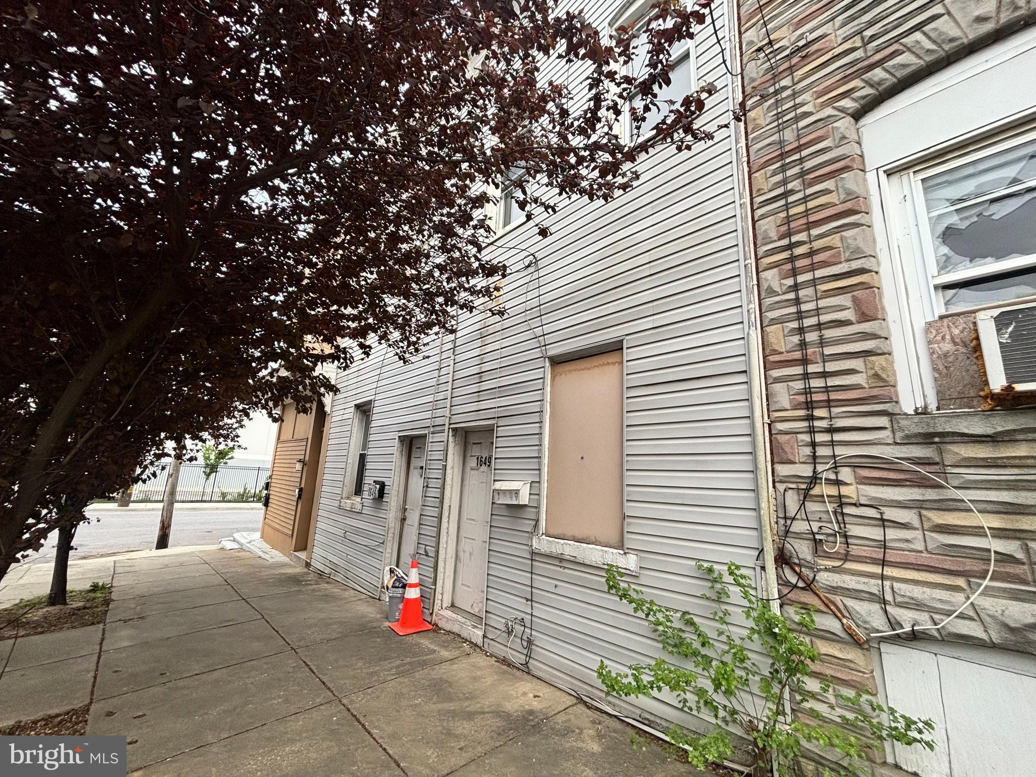 1649 CEDDOX STREET
