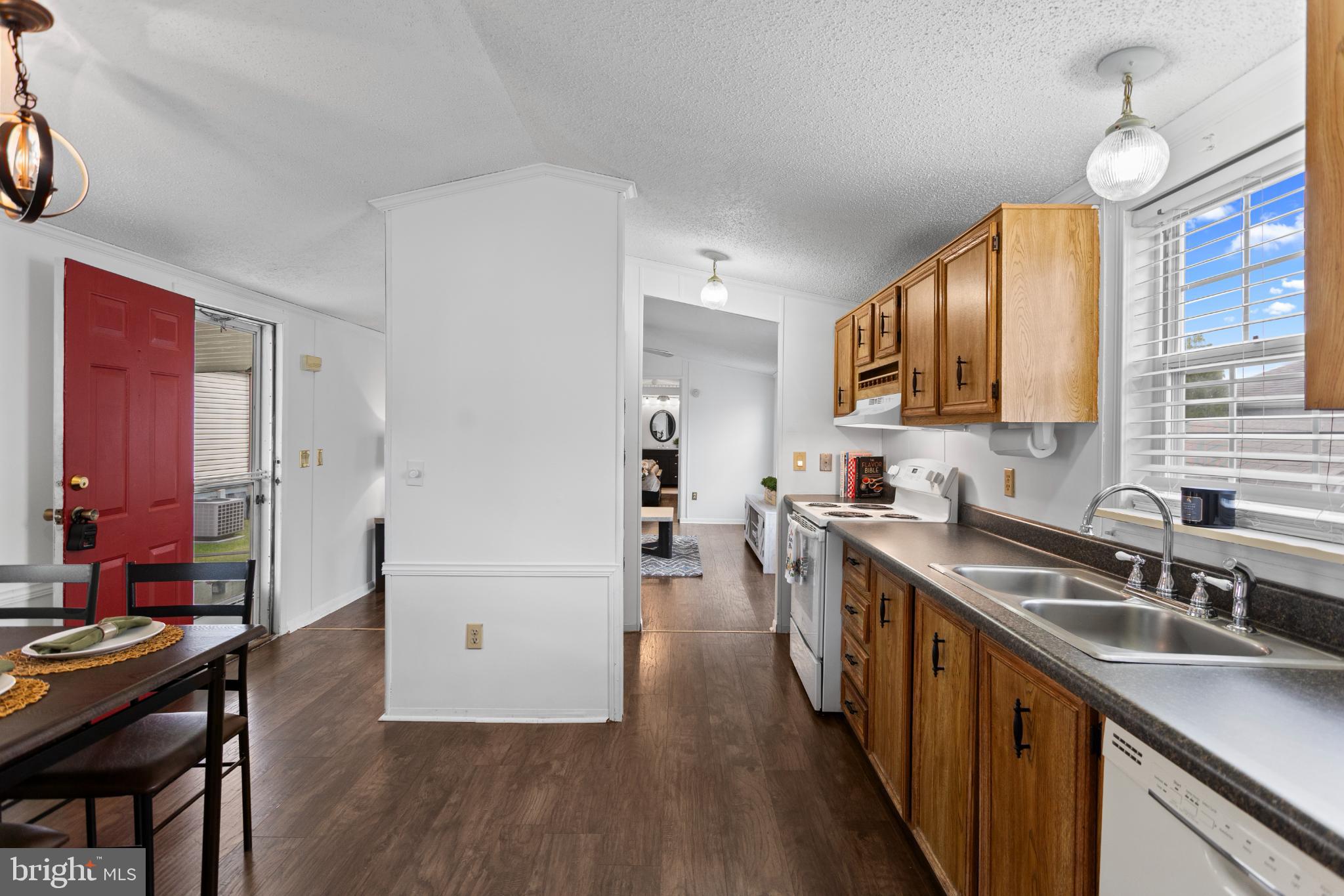 LAUREL COMMONS - Residential