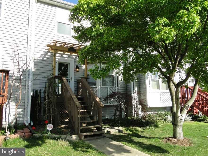 Easy commute to DC., Annapolis & Military Bases. Three level town home close to Chesapeake Bay. Come & enjoy all of the water & beach activities. Home features fenced back yd,.seasonal view of Bay, family room w/gas fireplace, full size washer & dryer, living/dining room combo & lg. kitchen w/eat-in area. Master has separate garden tub & shower,lg closet. Two additional bedrooms share hall bath.