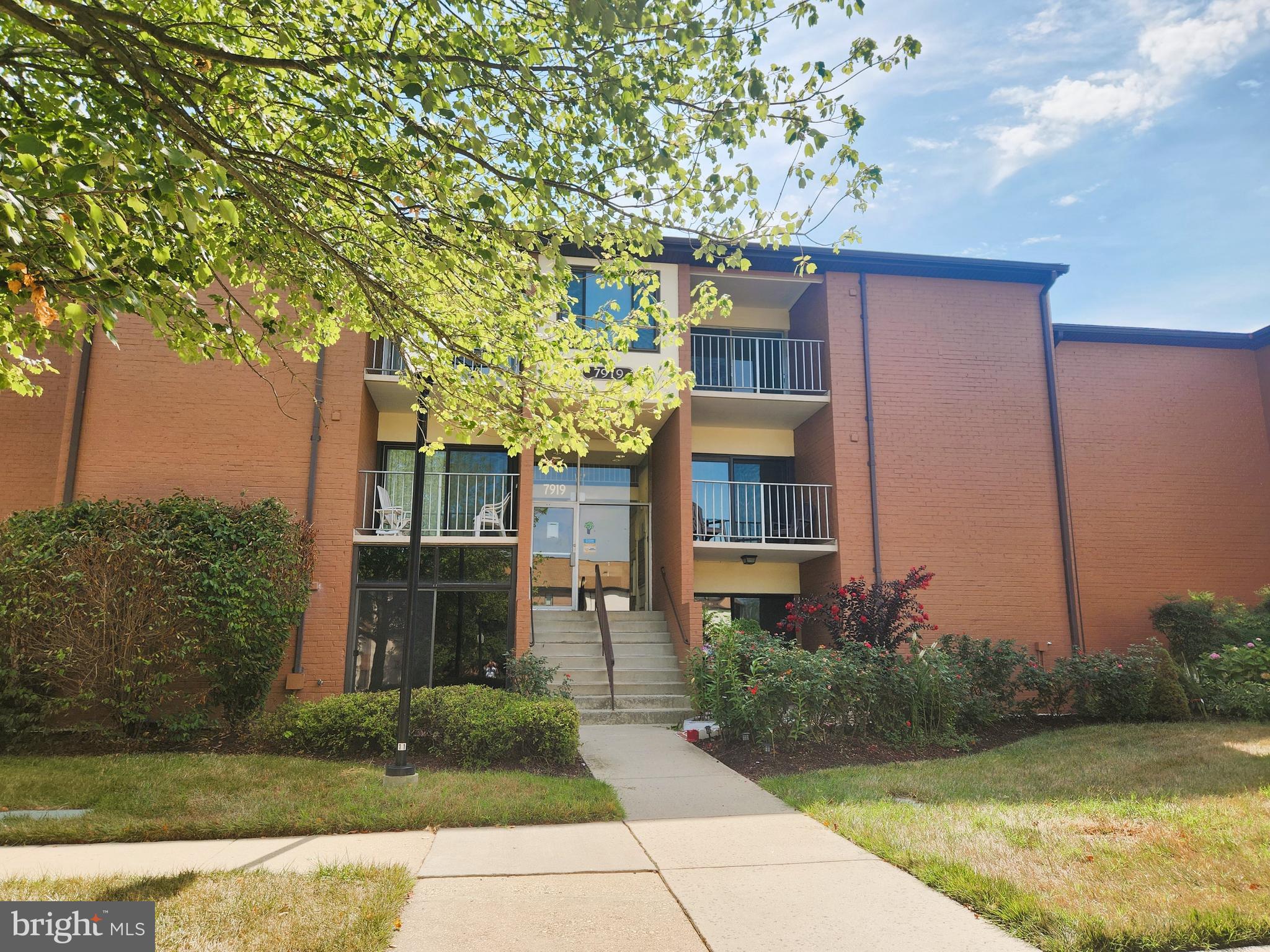 Welcome to this HUGE condo. Also features wood flooring in LR, MBR suite with a walk-in closet and attached full bath, a large balcony, a washer & dryer off the kitchen, and much more!
***ALL UTILITIES INCLUDED WITH RENT!!!.
The location is unbelievable! So close to everything: shopping, metro, recreation, community pool, clubhouse & more!