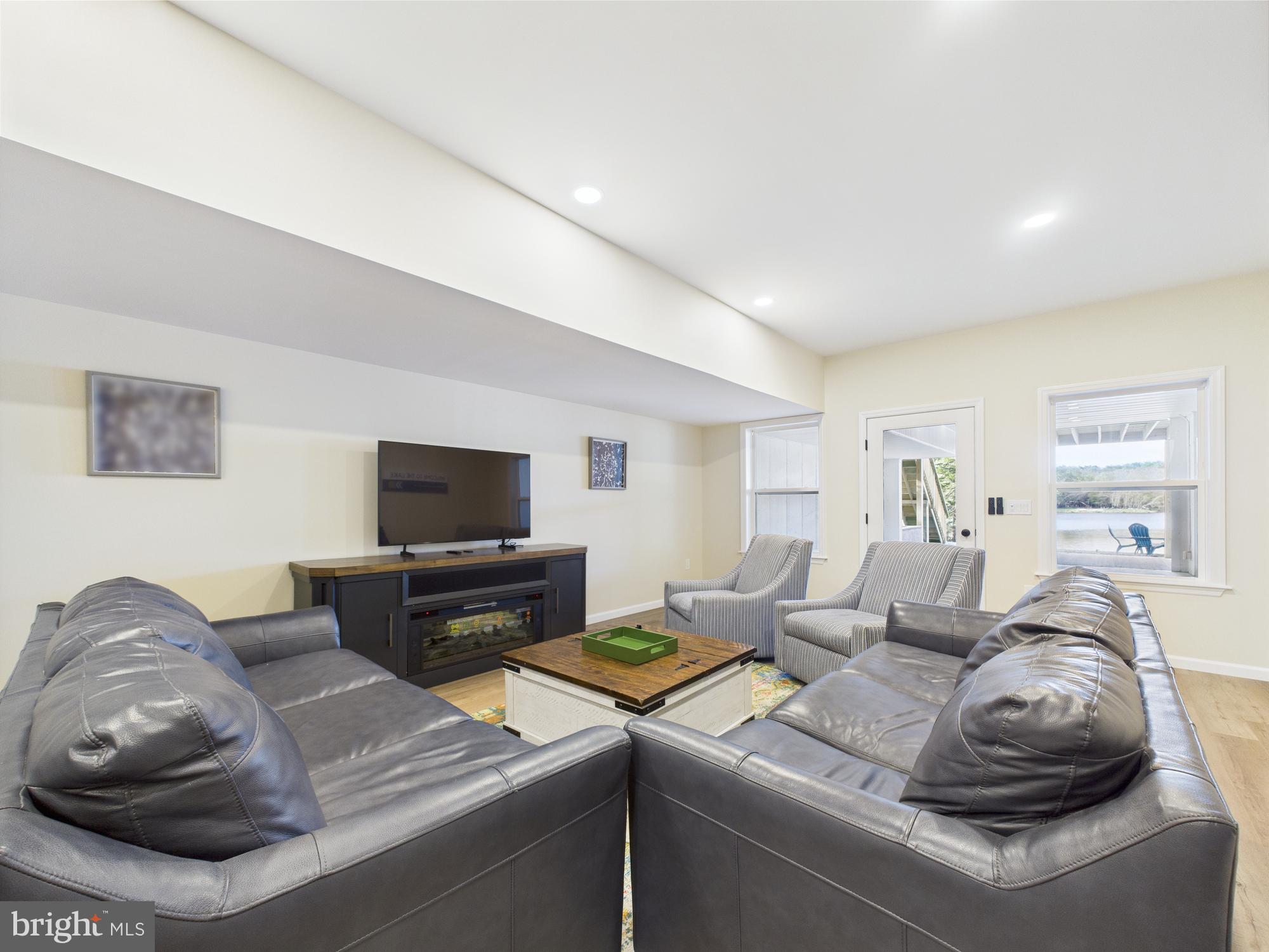 ARROWHEAD LAKE - Residential