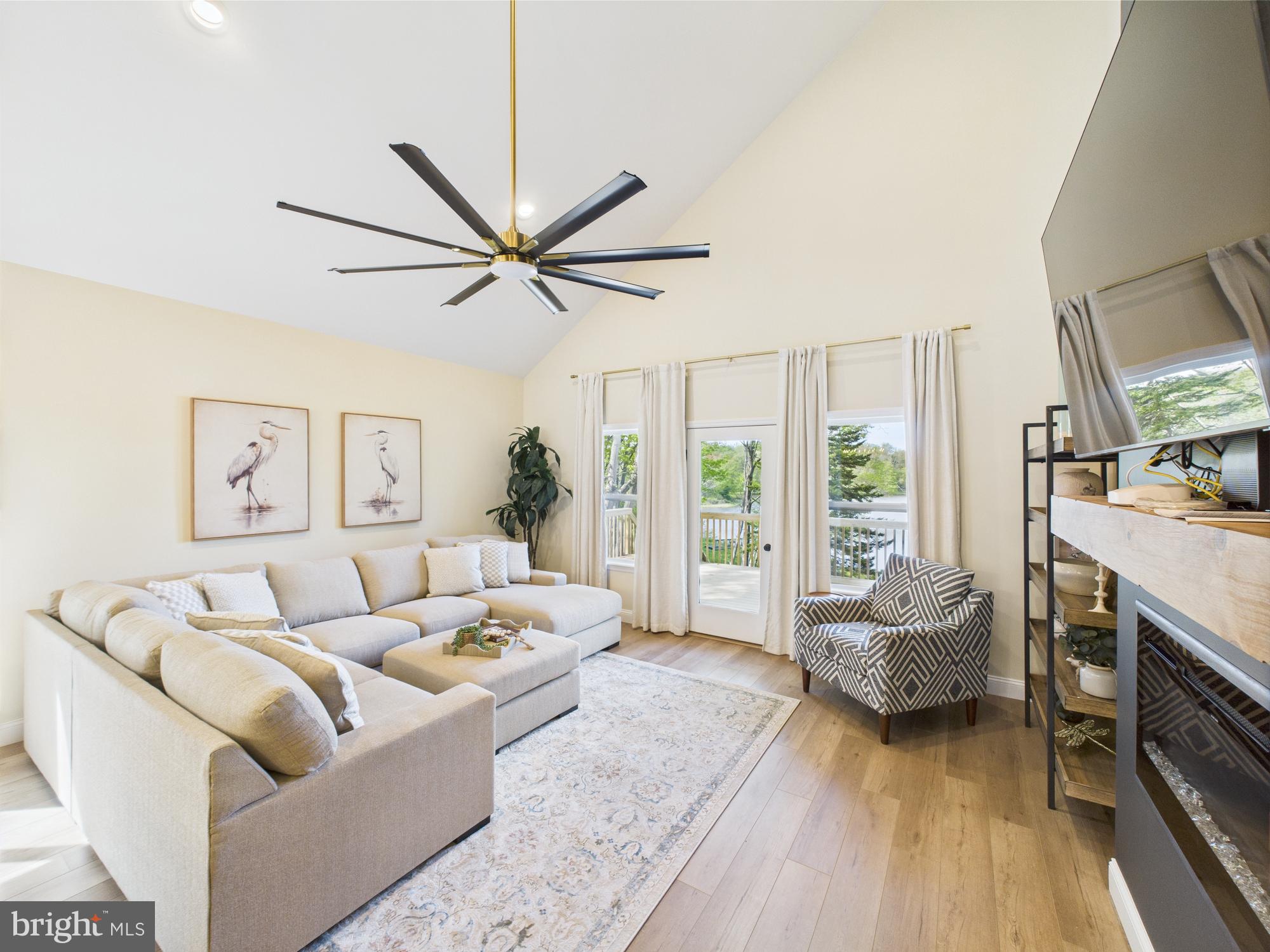 ARROWHEAD LAKE - Residential