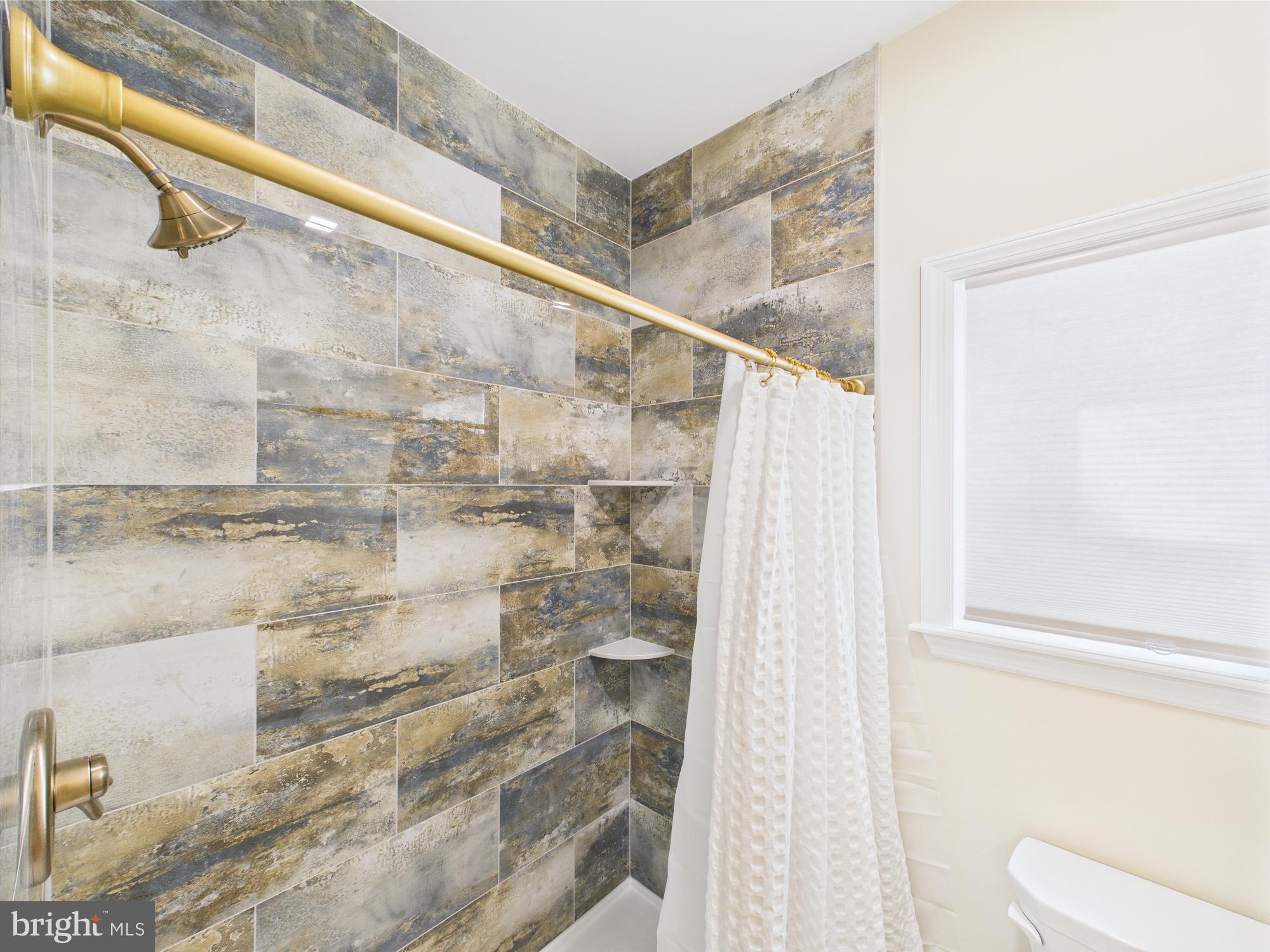 ARROWHEAD LAKE - Residential