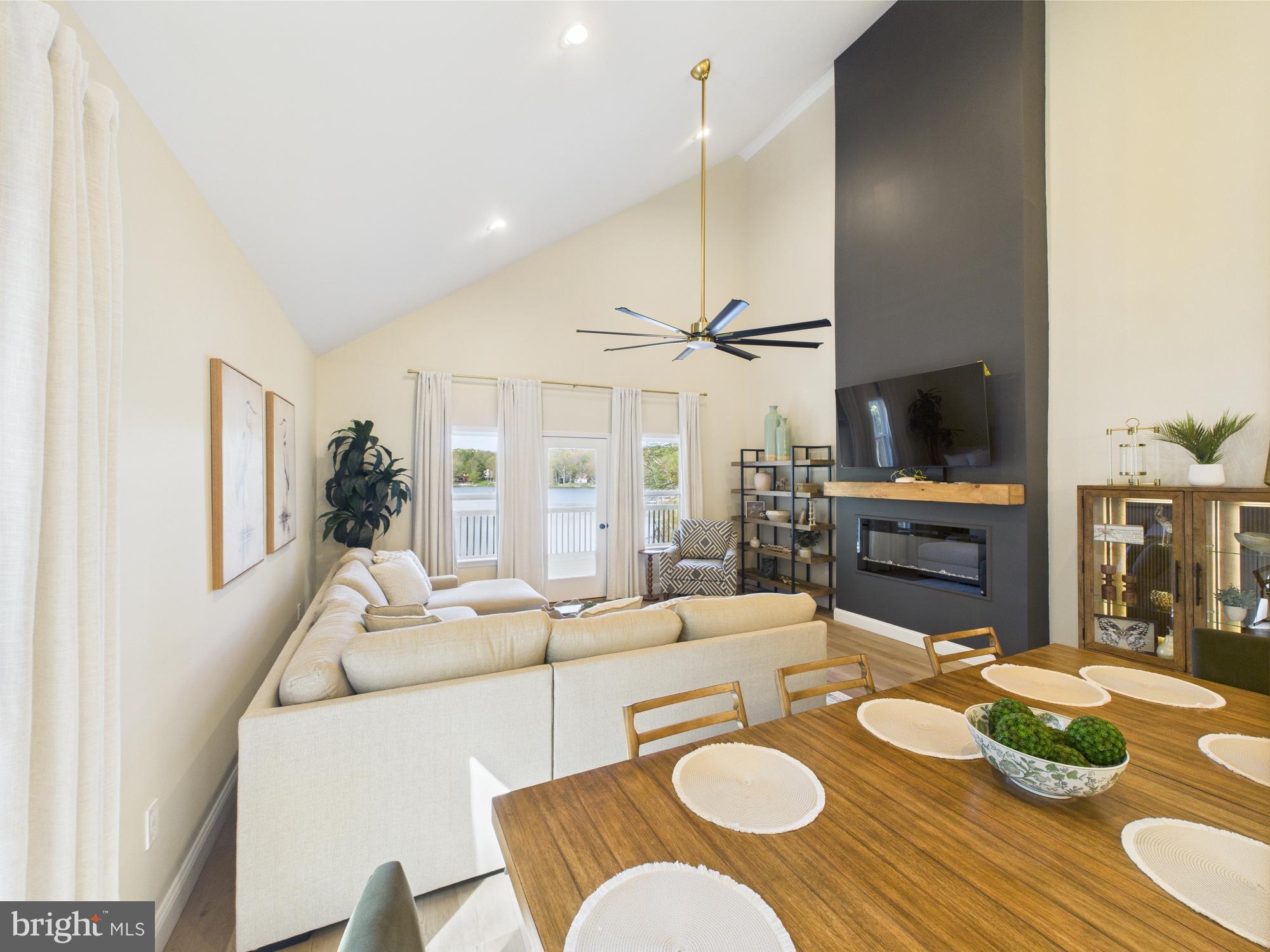 ARROWHEAD LAKE - Residential