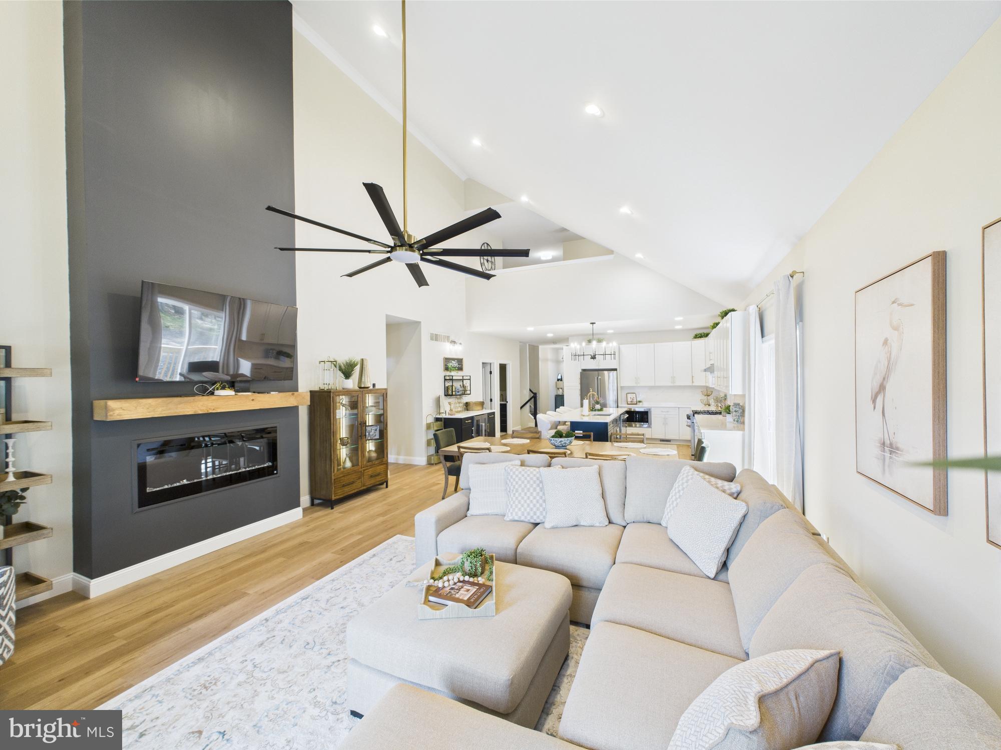 ARROWHEAD LAKE - Residential