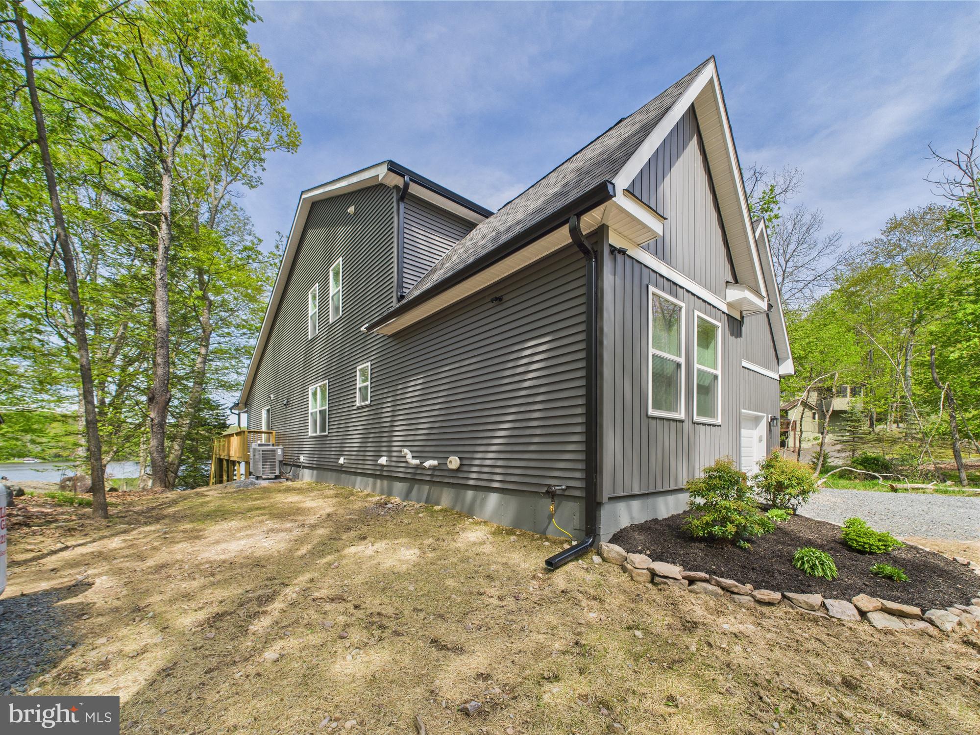 ARROWHEAD LAKE - Residential