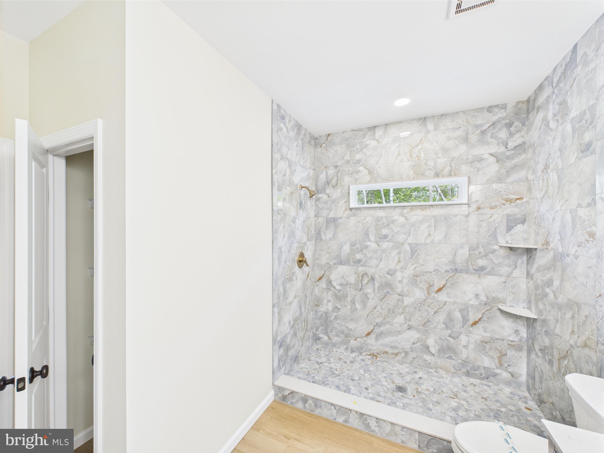 ARROWHEAD LAKE - Residential