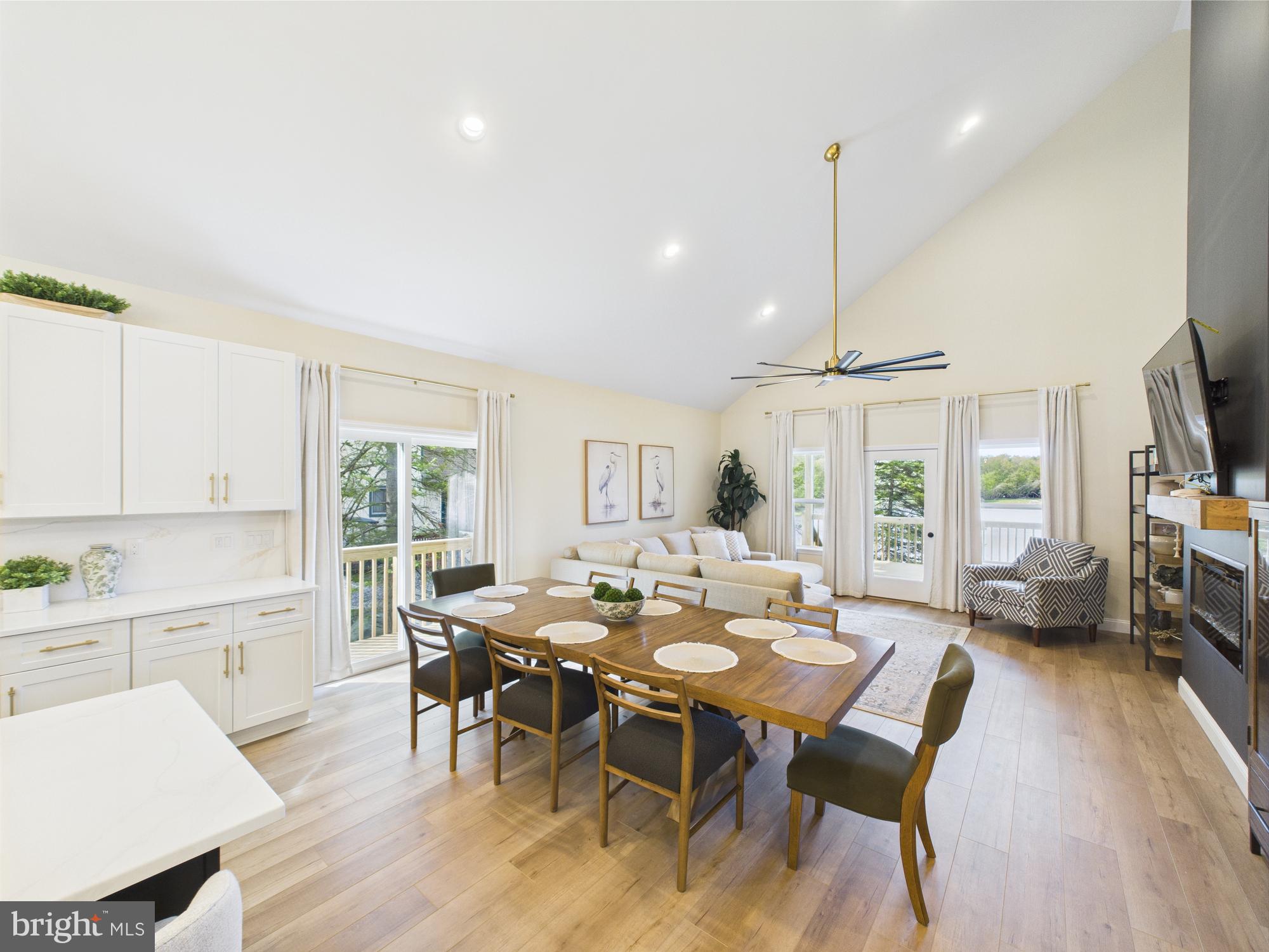 ARROWHEAD LAKE - Residential