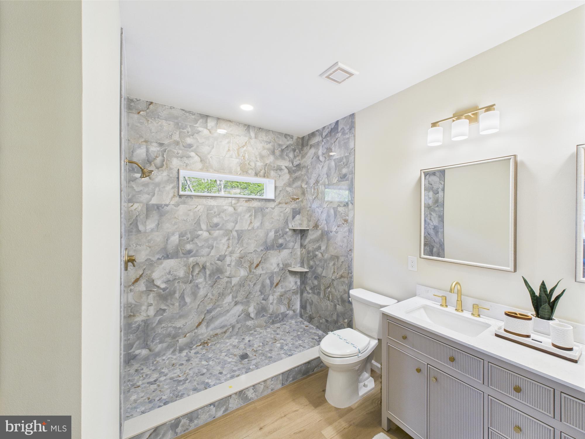 ARROWHEAD LAKE - Residential