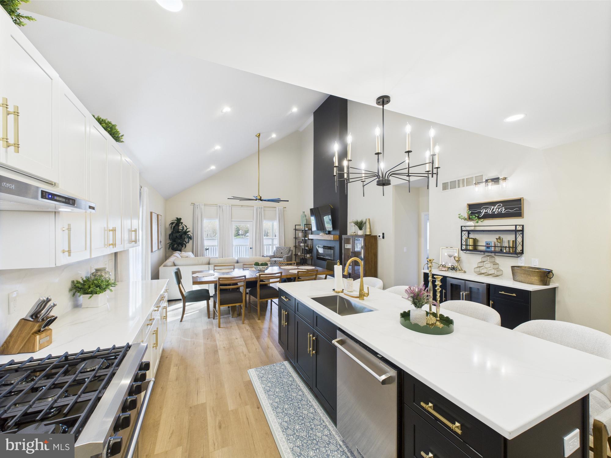 ARROWHEAD LAKE - Residential