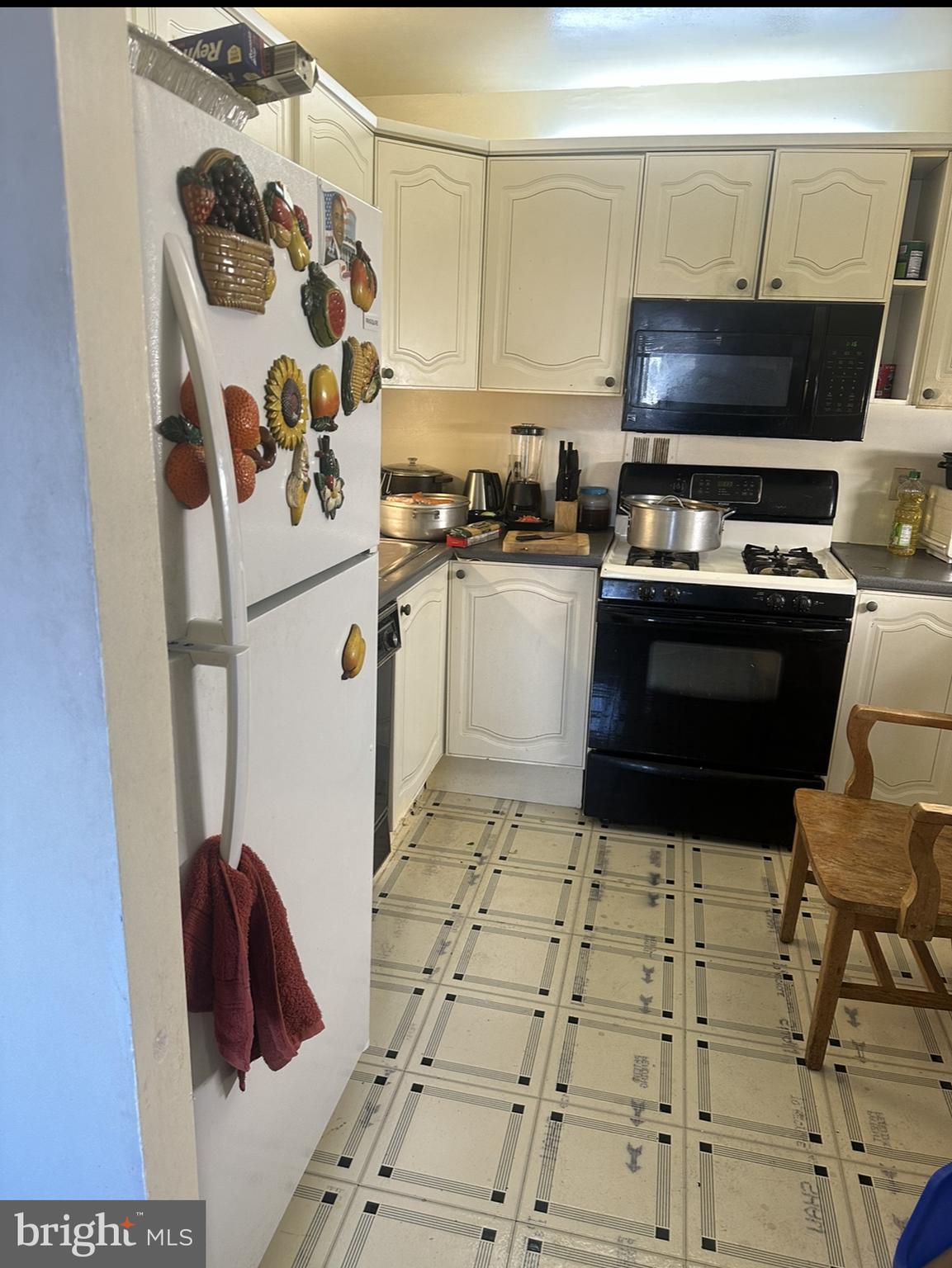 PINEWAY TOWERS - Residential