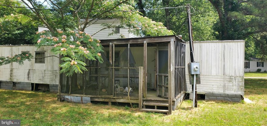 INVESTOR SPECIAL! NEW BUILD OPPORTUNITY JUST SECONDS FROM THE RAPPAHANNOCK 
RIVER! Bring your vision and plans and make this possibility a reality! Has existing public 
water & sewer hookup. CASH OFFERS ONLY!