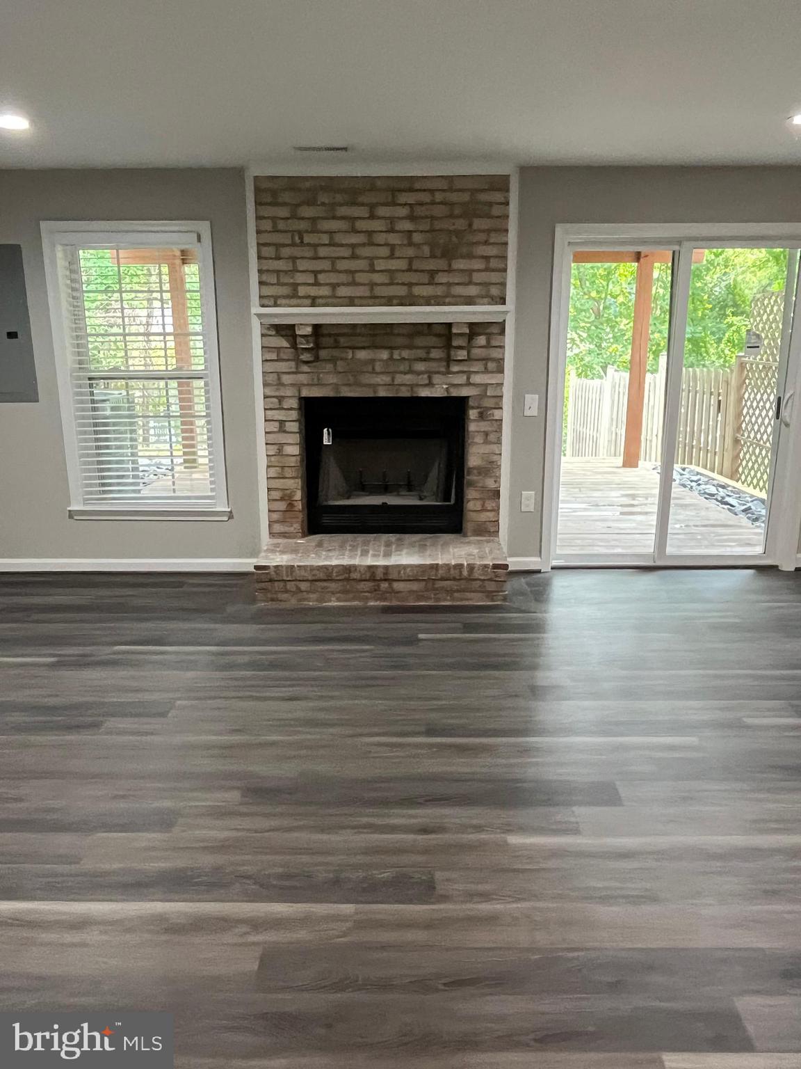 DUMONT OAKS - Residential Lease