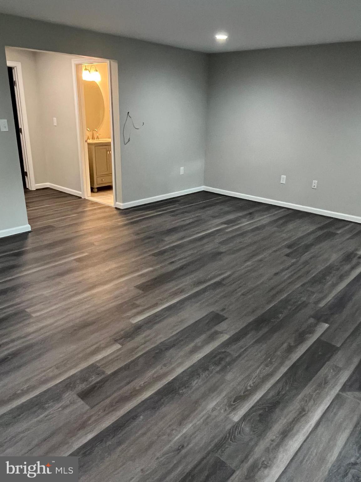 DUMONT OAKS - Residential Lease