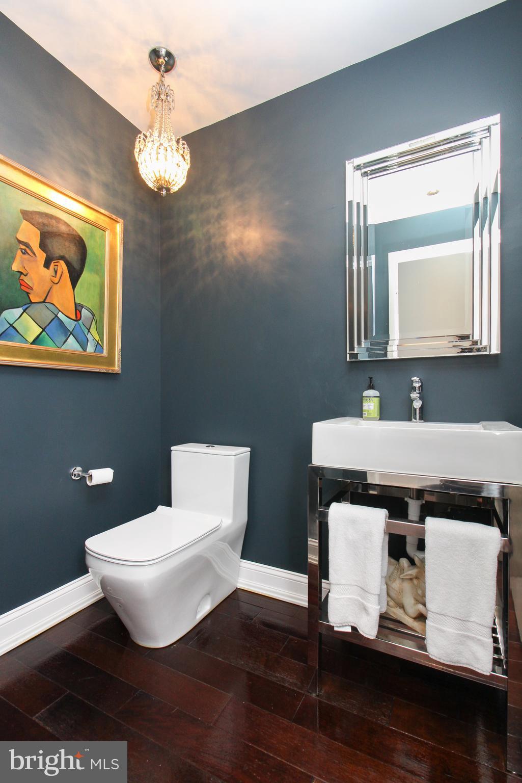 QUEEN VILLAGE - Residential