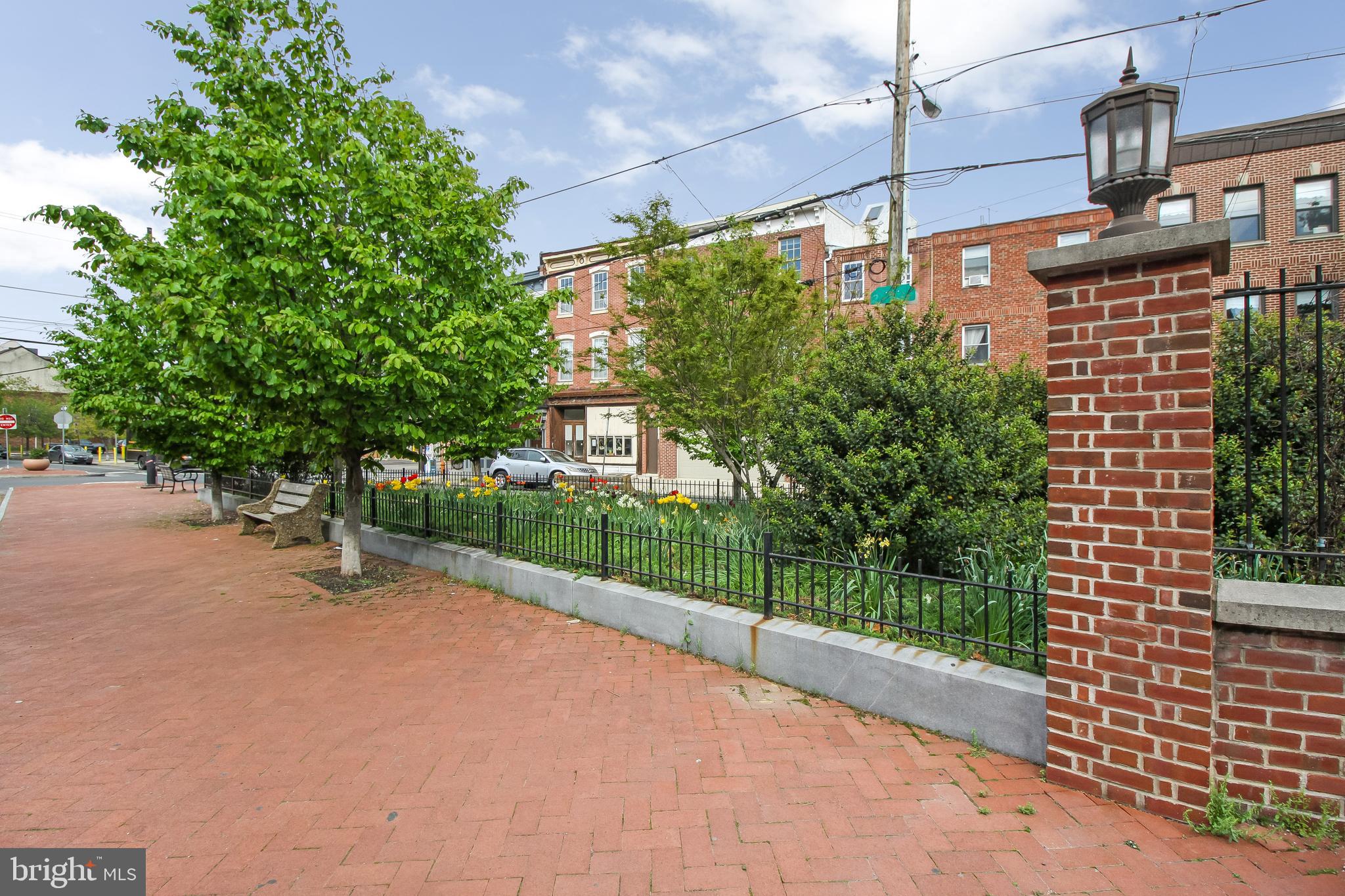 QUEEN VILLAGE - Residential
