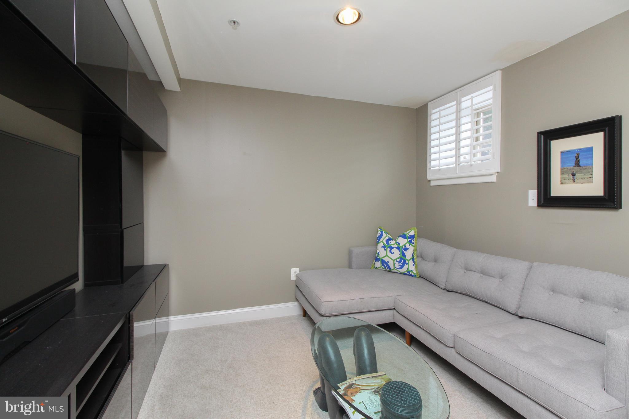 QUEEN VILLAGE - Residential