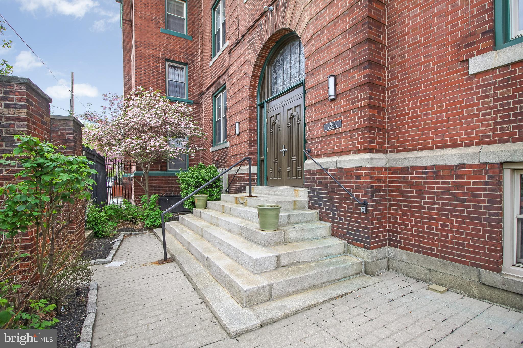 QUEEN VILLAGE - Residential