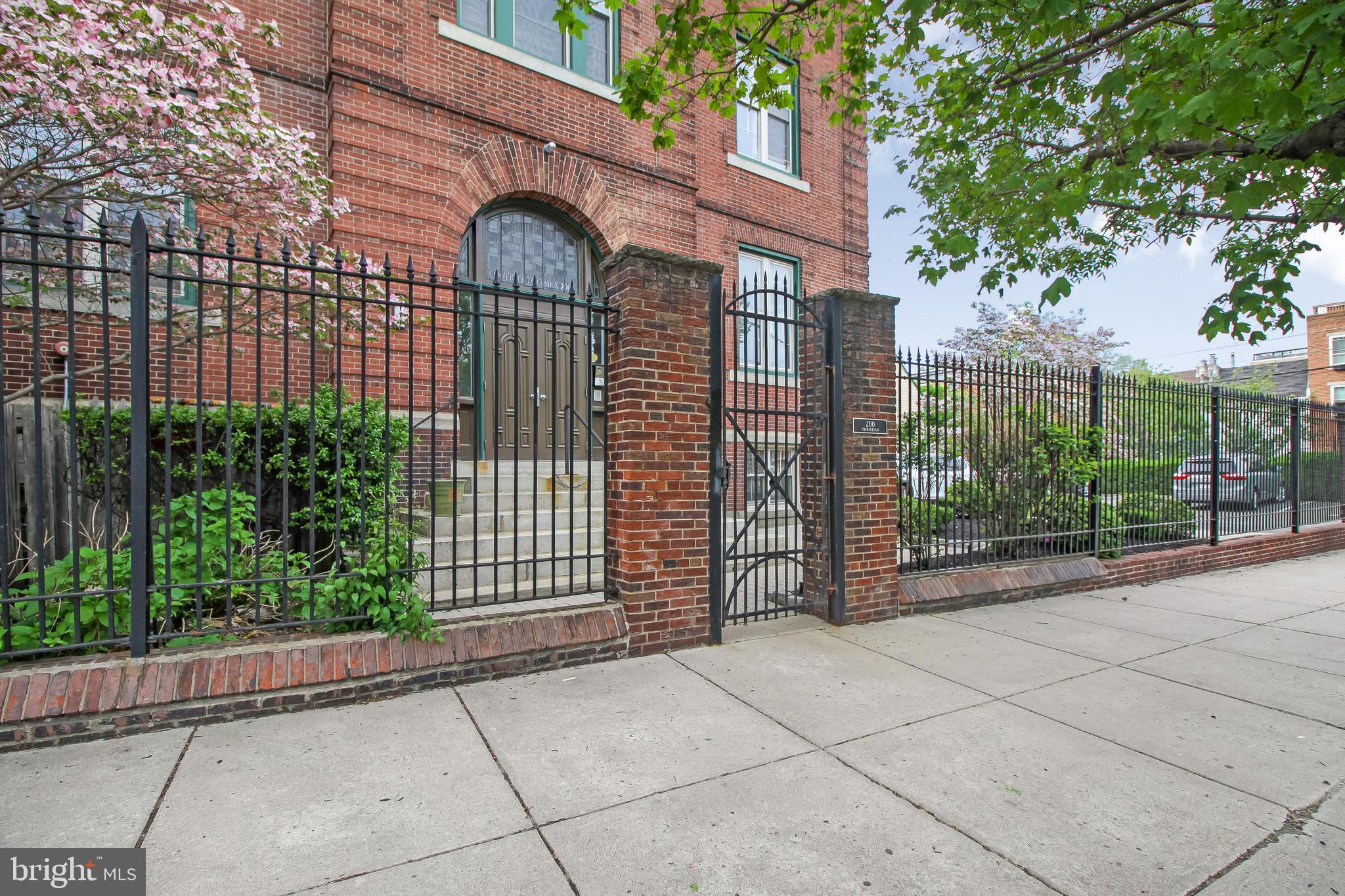 QUEEN VILLAGE - Residential