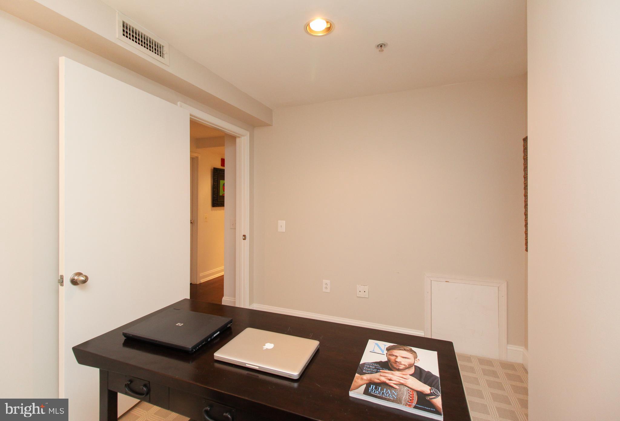 QUEEN VILLAGE - Residential