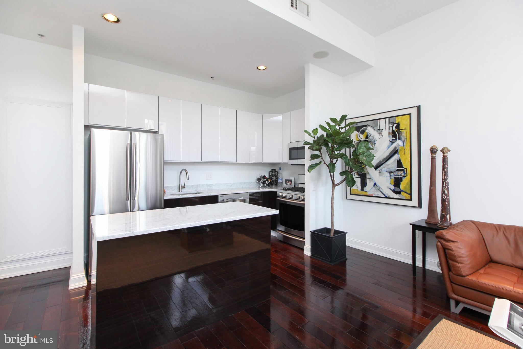 QUEEN VILLAGE - Residential