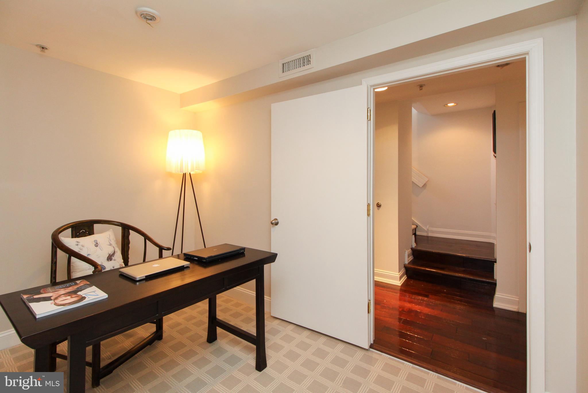QUEEN VILLAGE - Residential