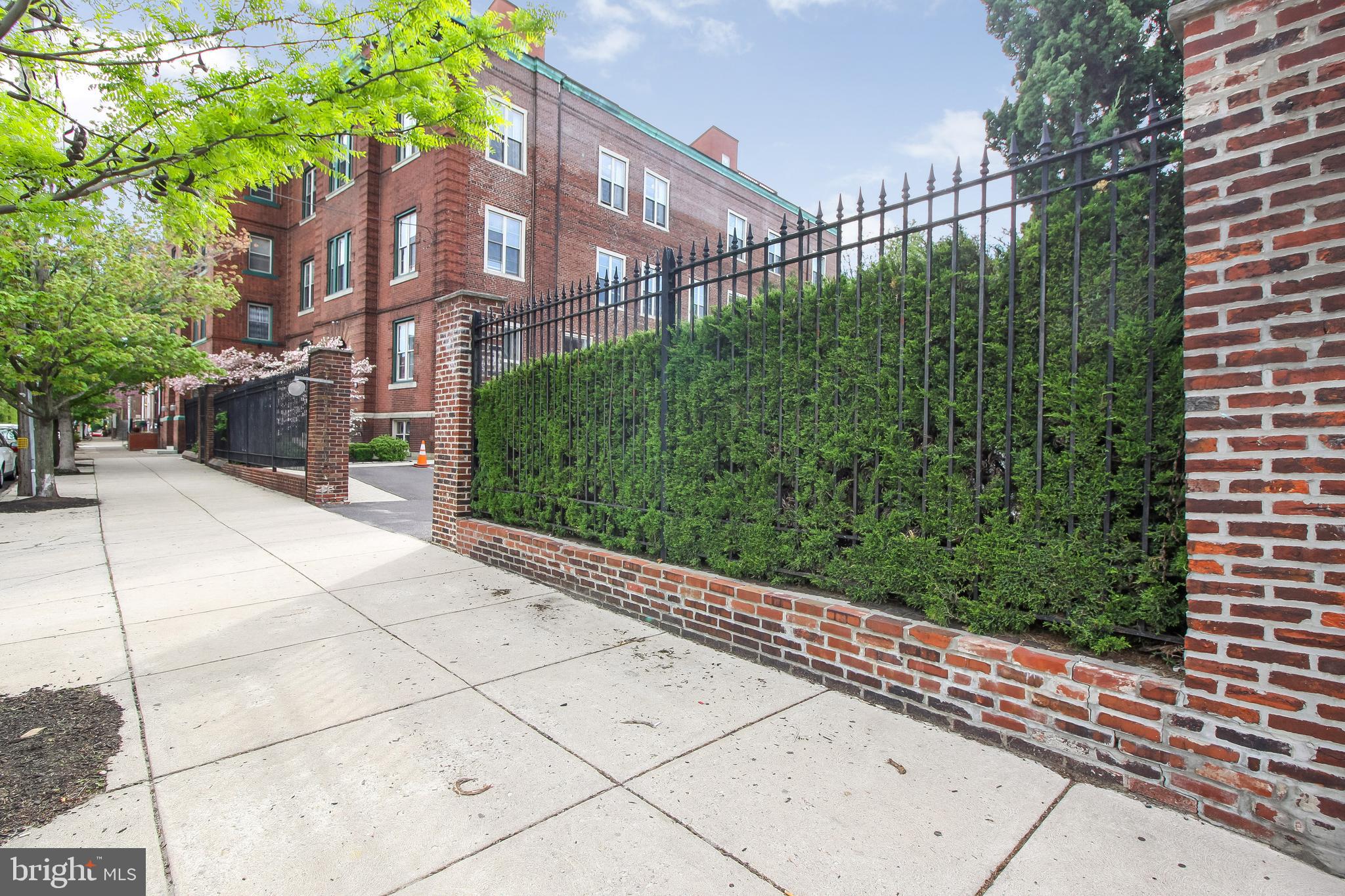 QUEEN VILLAGE - Residential