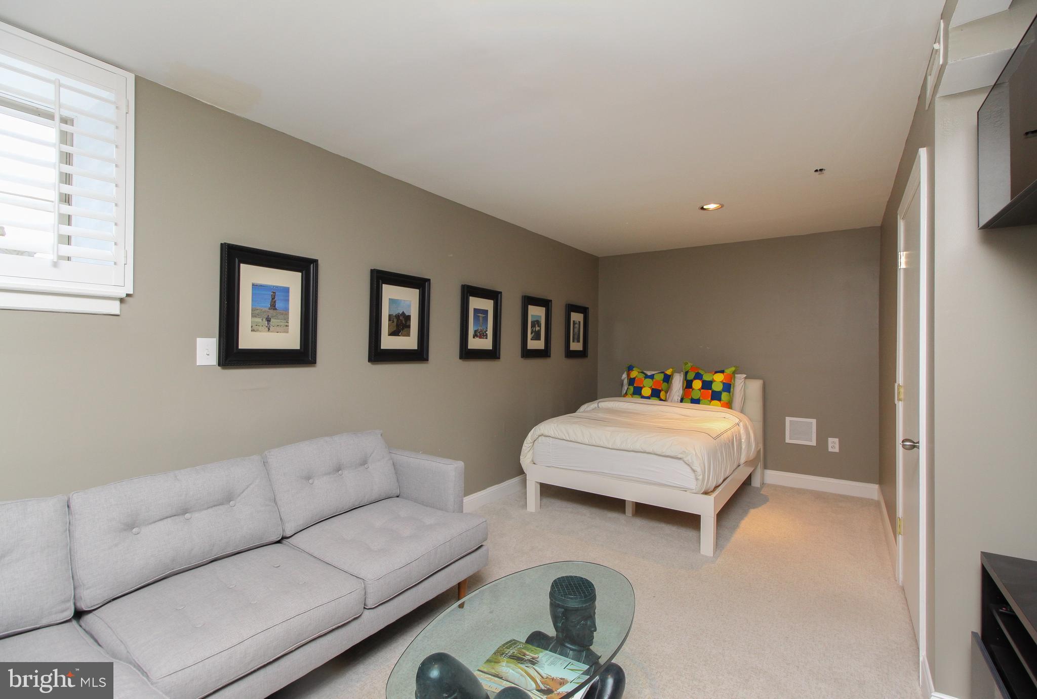 QUEEN VILLAGE - Residential