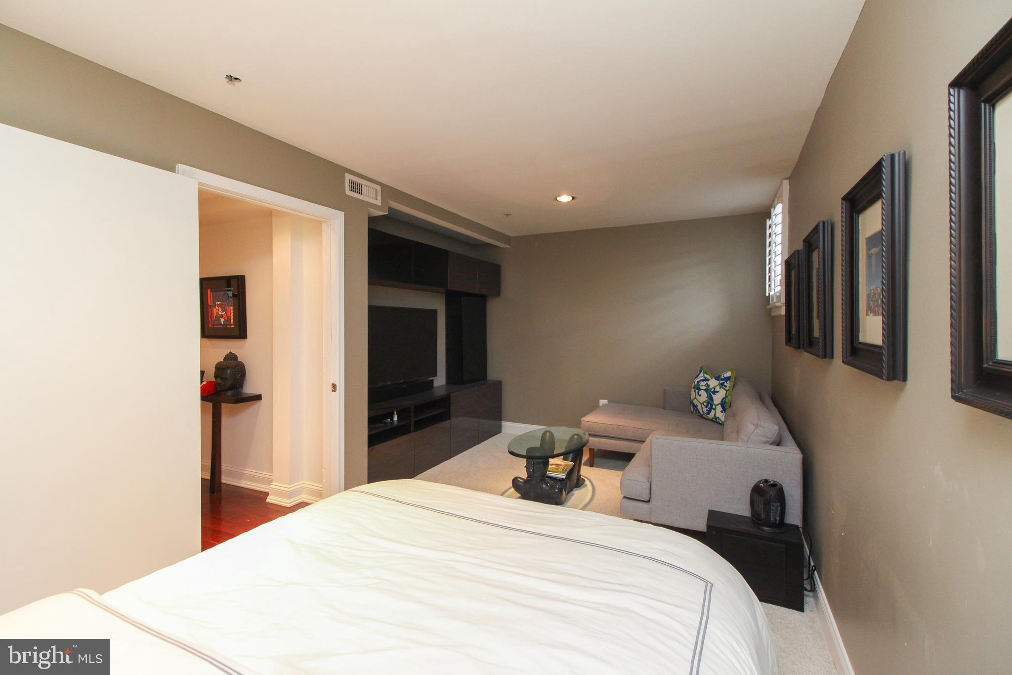 QUEEN VILLAGE - Residential