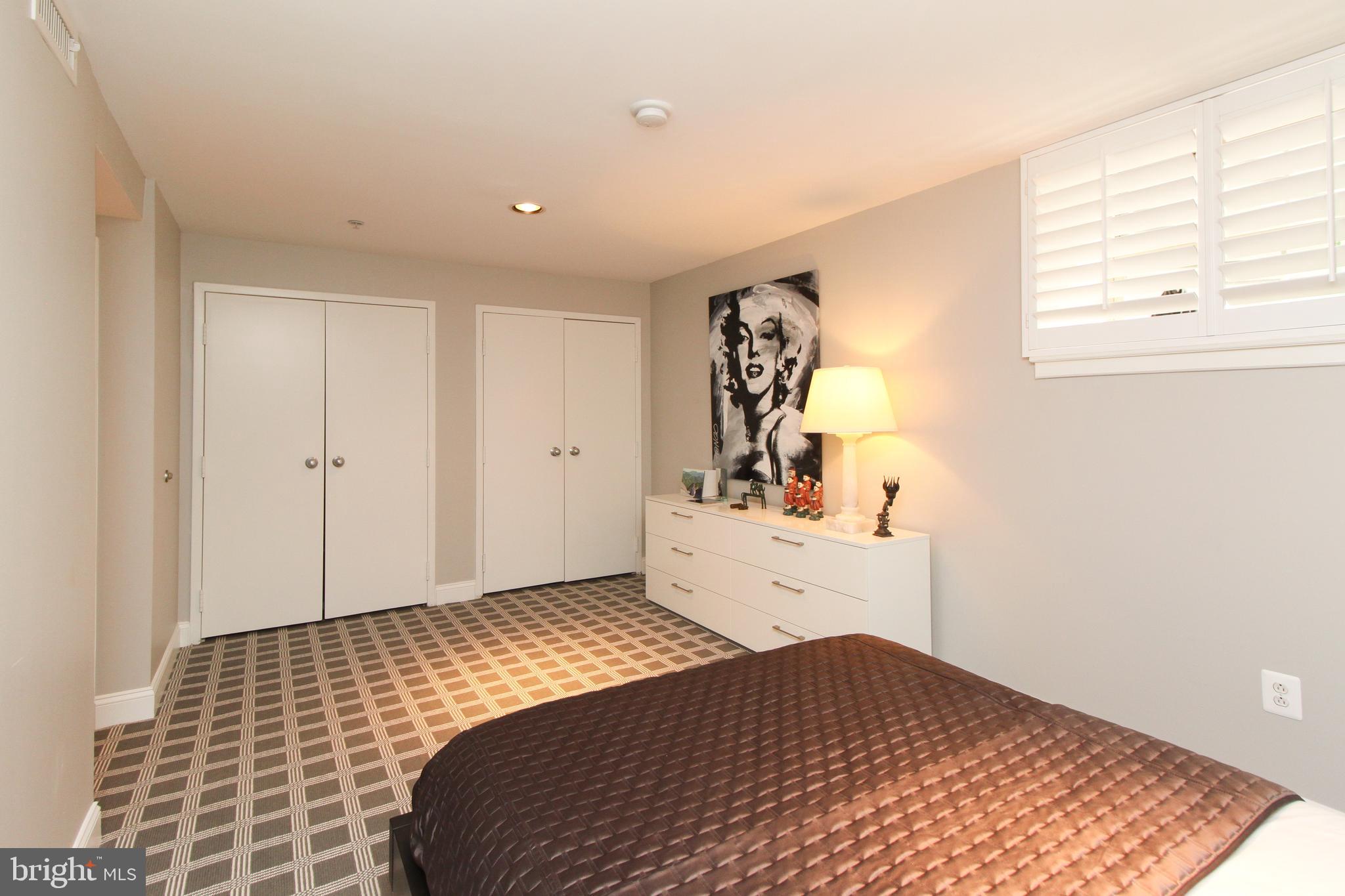QUEEN VILLAGE - Residential
