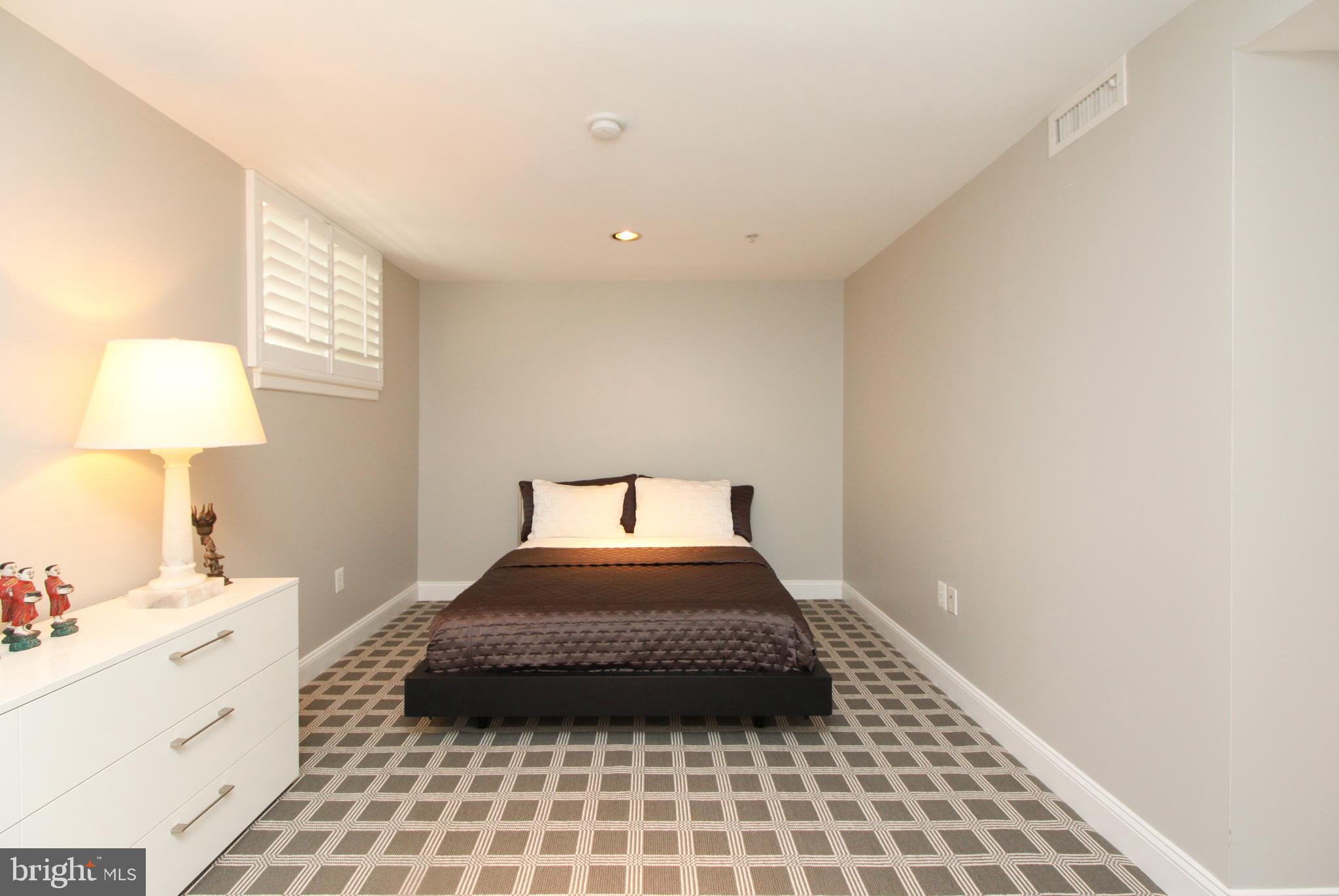 QUEEN VILLAGE - Residential