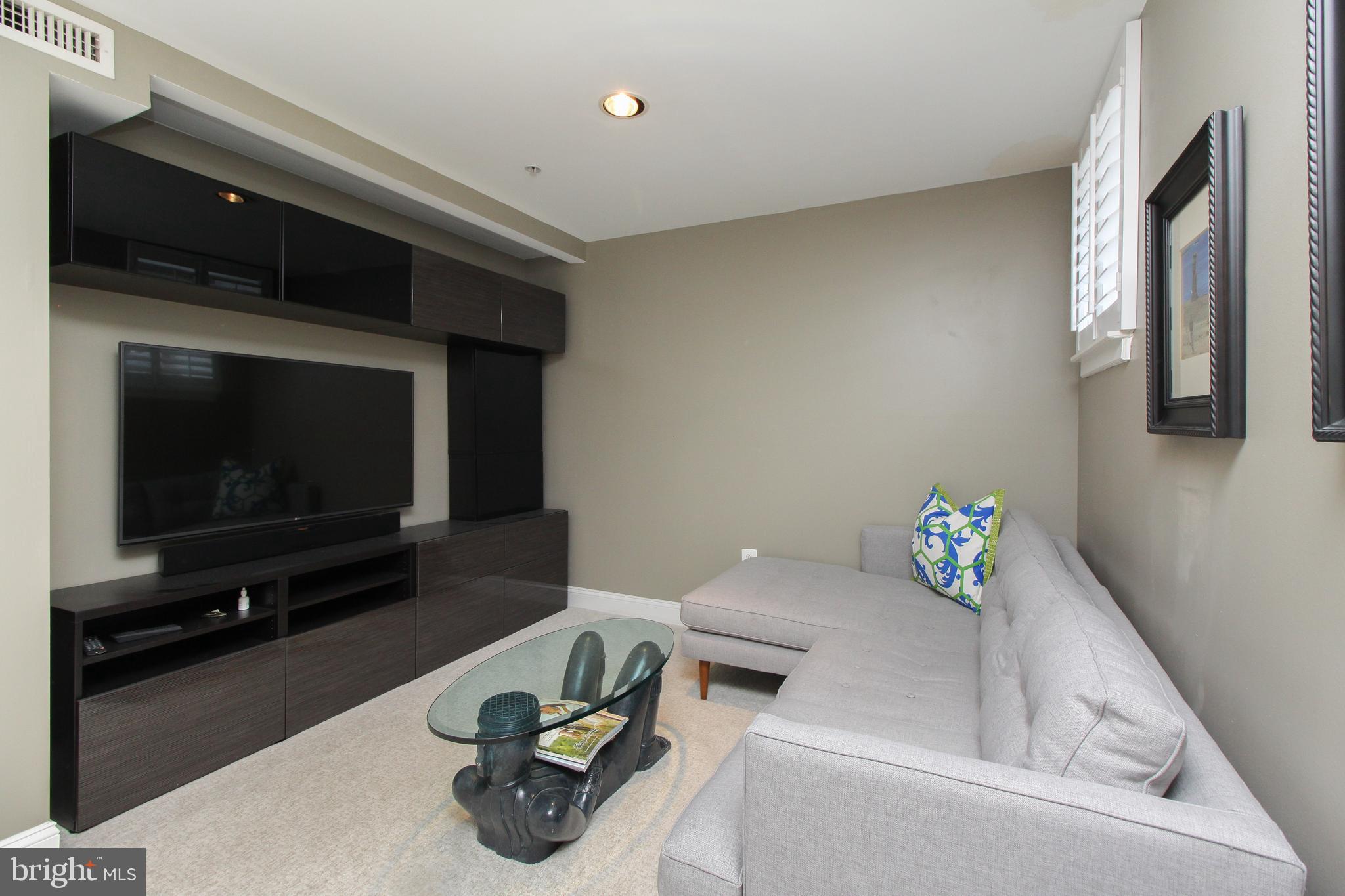 QUEEN VILLAGE - Residential