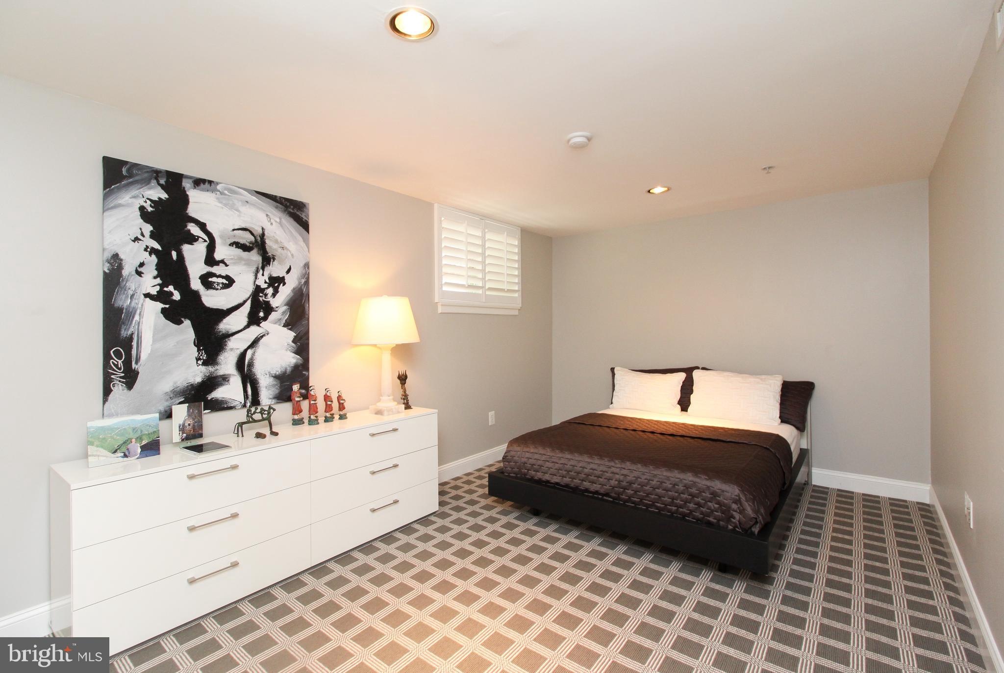 QUEEN VILLAGE - Residential