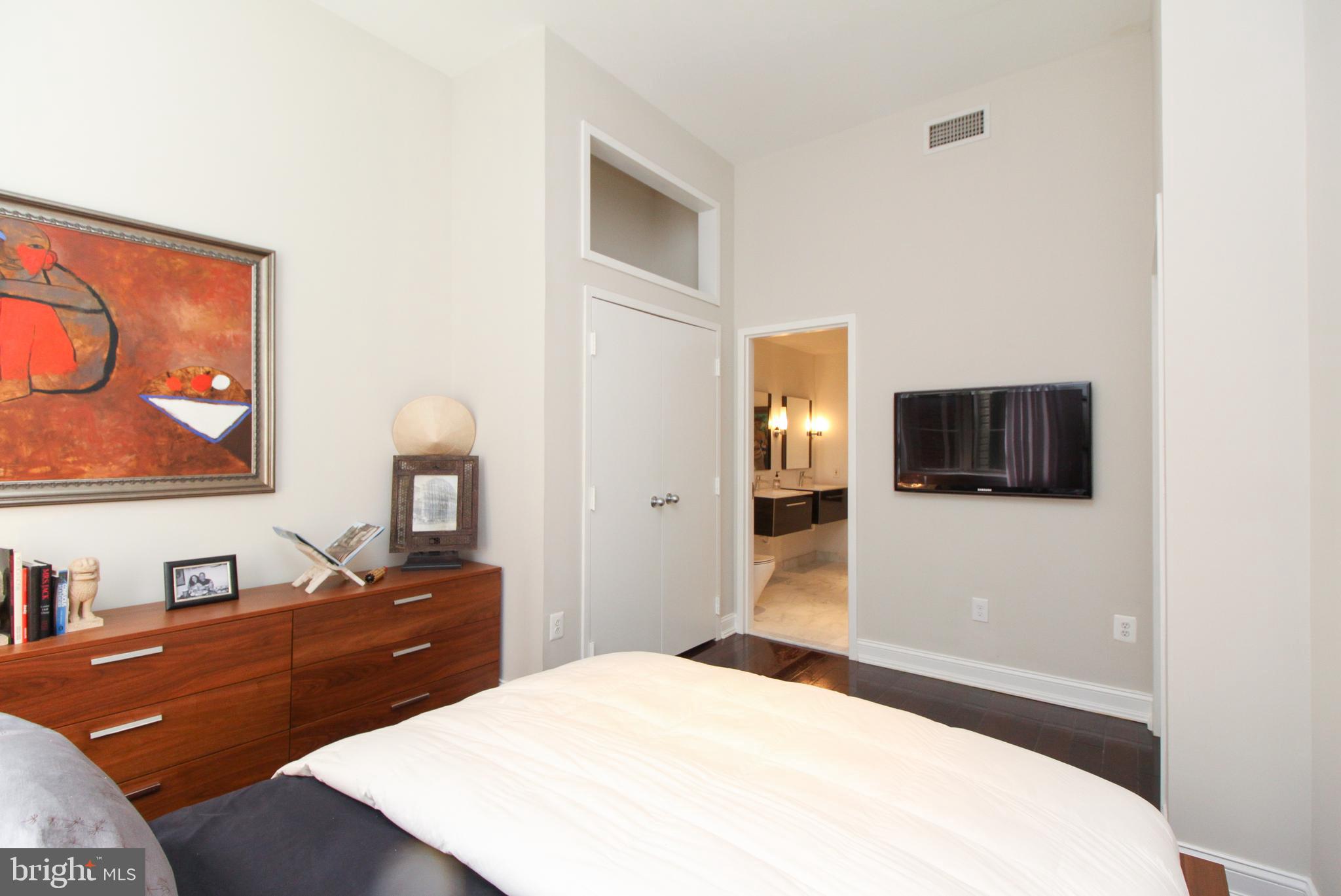 QUEEN VILLAGE - Residential