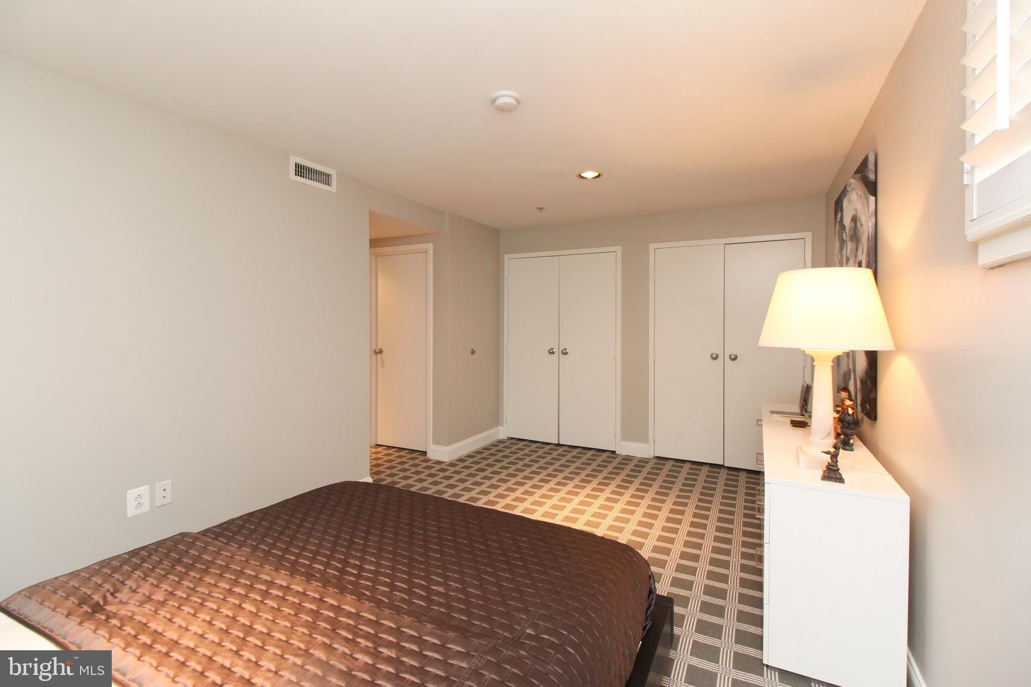QUEEN VILLAGE - Residential