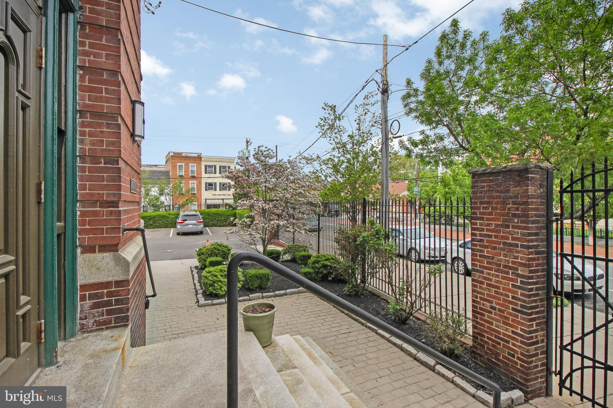 QUEEN VILLAGE - Residential