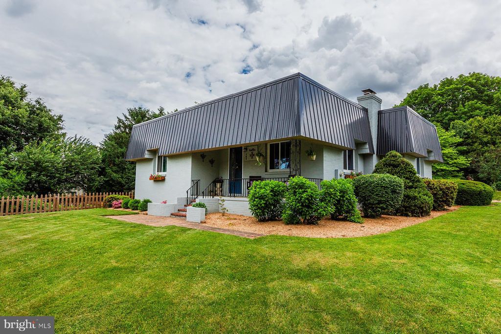 Photo of 705 Woodcrest Avenue, Lititz, PA 17543 (MLS # PALA2051142)