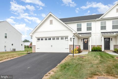 Townhouse For Sale - 13 Shillington Lane Lane<br/> CARLISLE, PA 17013